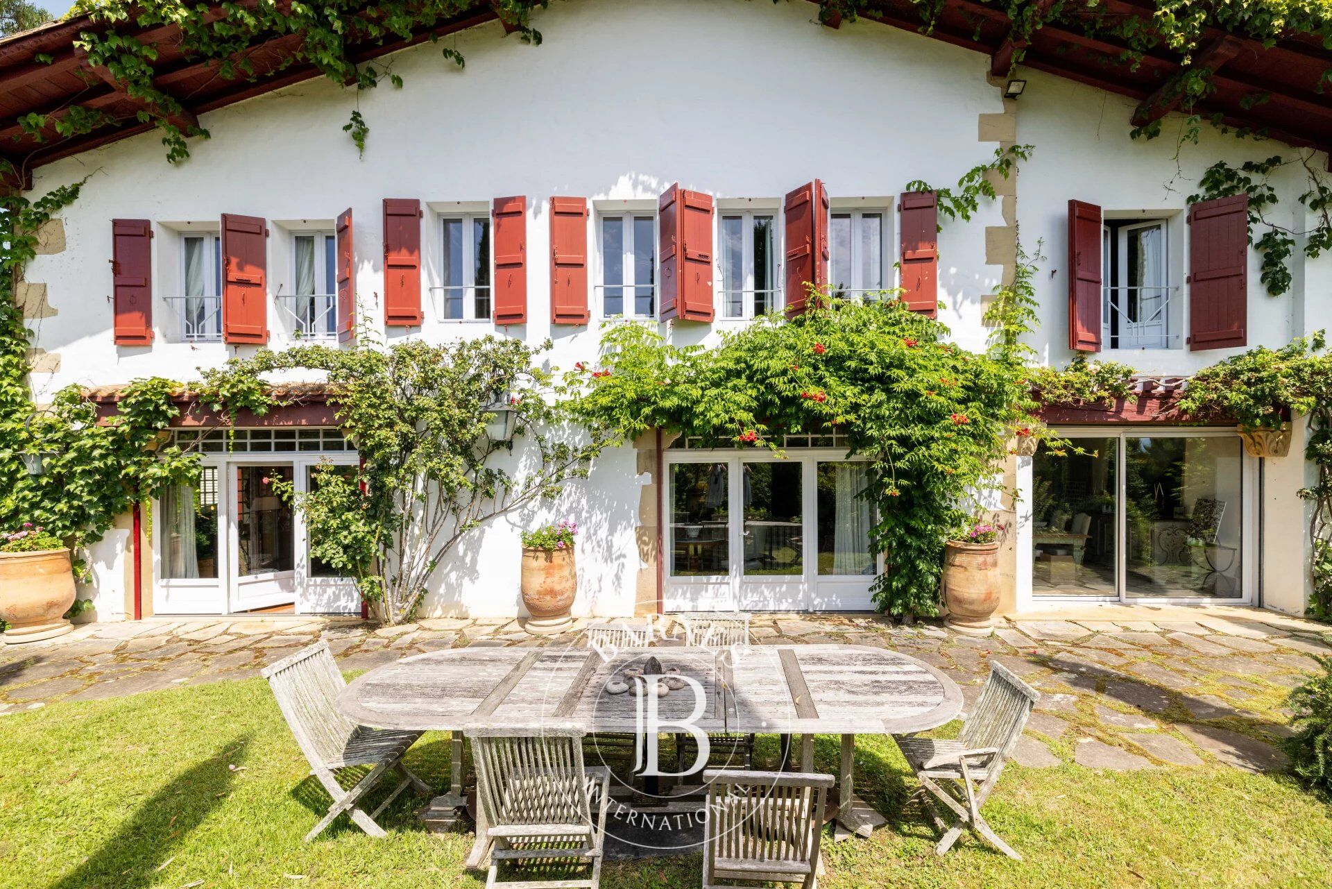 SARE, MAISON DE CHARME ENTOUREE DE VERDURE, CALME ET VUE MONTAGNES - picture 1
