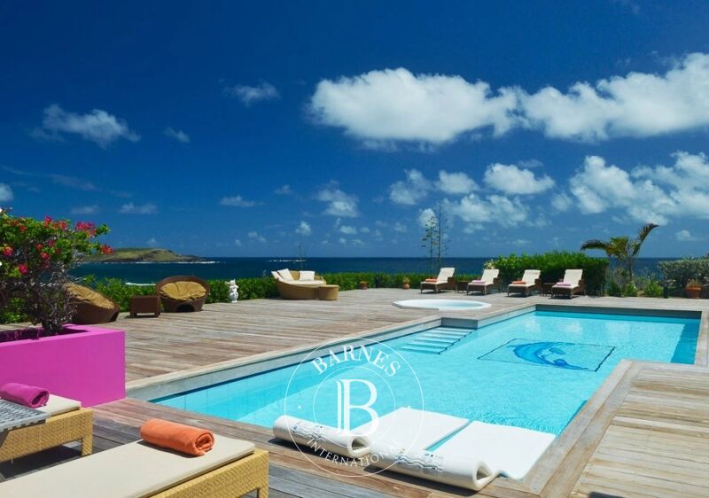 Large 5 bedroom villa with beach access.