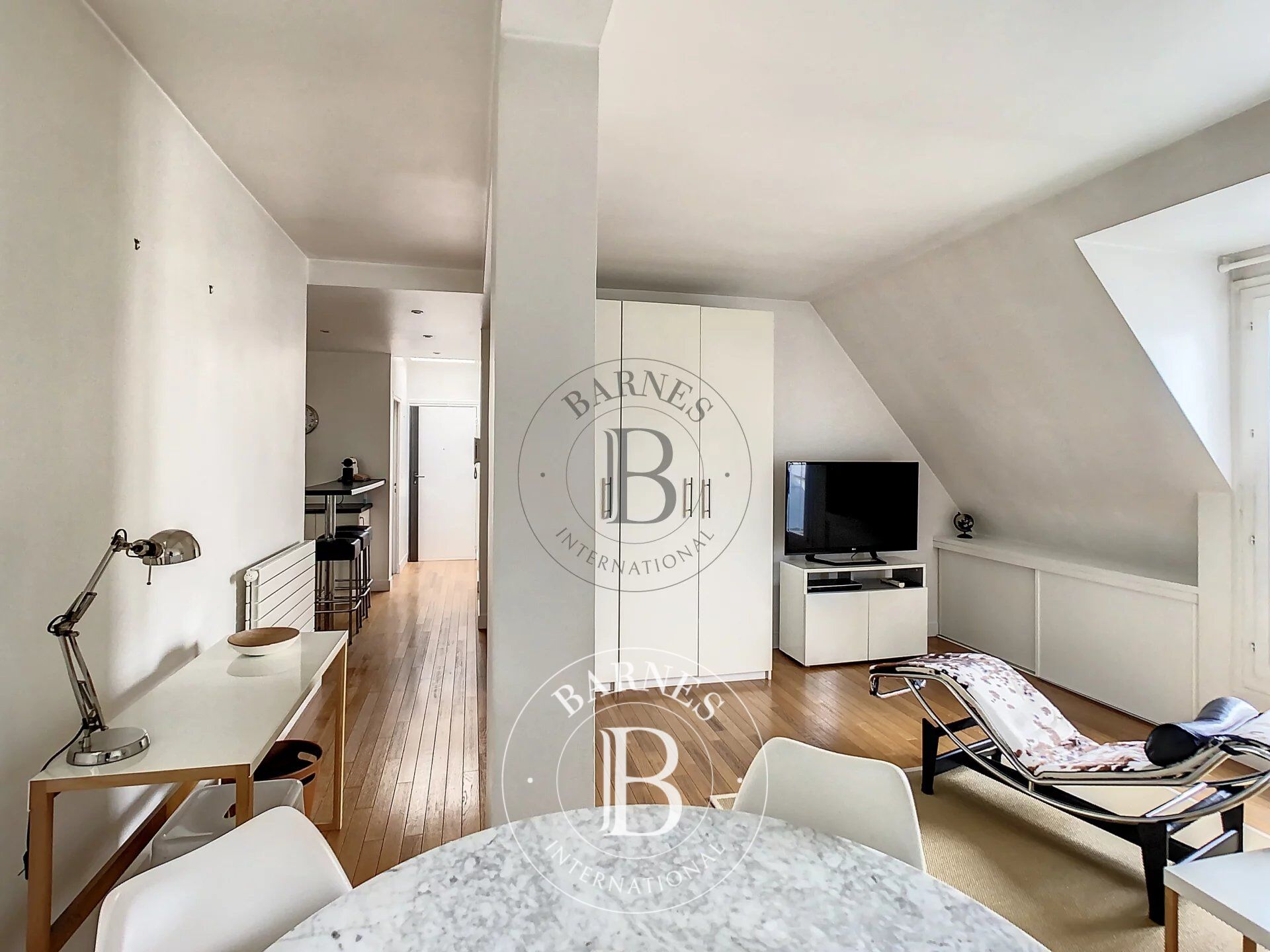 PARIS 8TH/SAINT- PHILIPPE DU ROULE. FURNISHED 2-BEDROOM APARTMENT 2290 EUROS  ALL CHARGES INCLUDED - picture 3