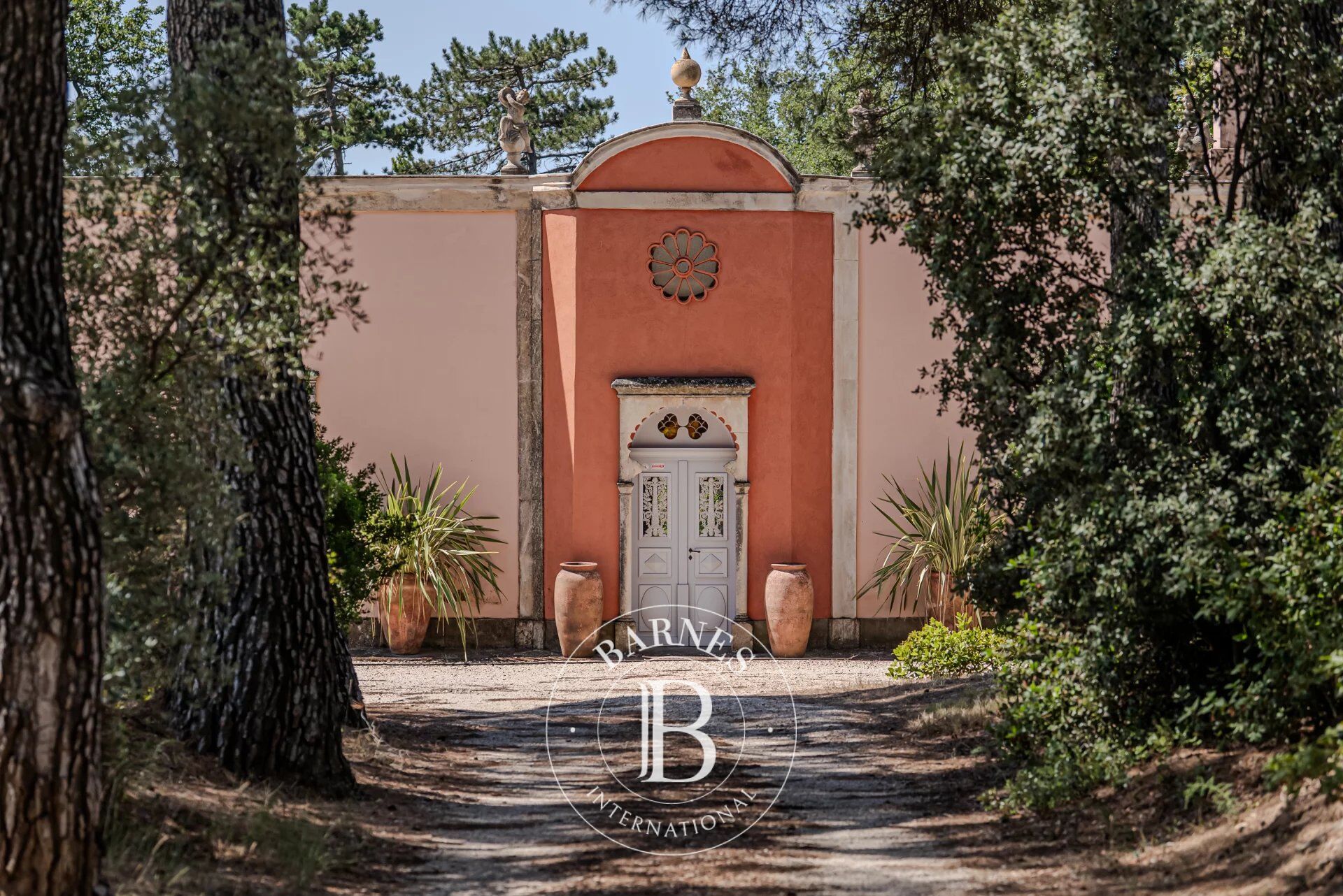 SOUTHERN LUBERON – CADENET – RENOVATED 18TH–19TH CENTURY ESTATE – MANOR HOUSE – FARMHOUSE WITH 6 COTTAGES – SWIMMING POOL