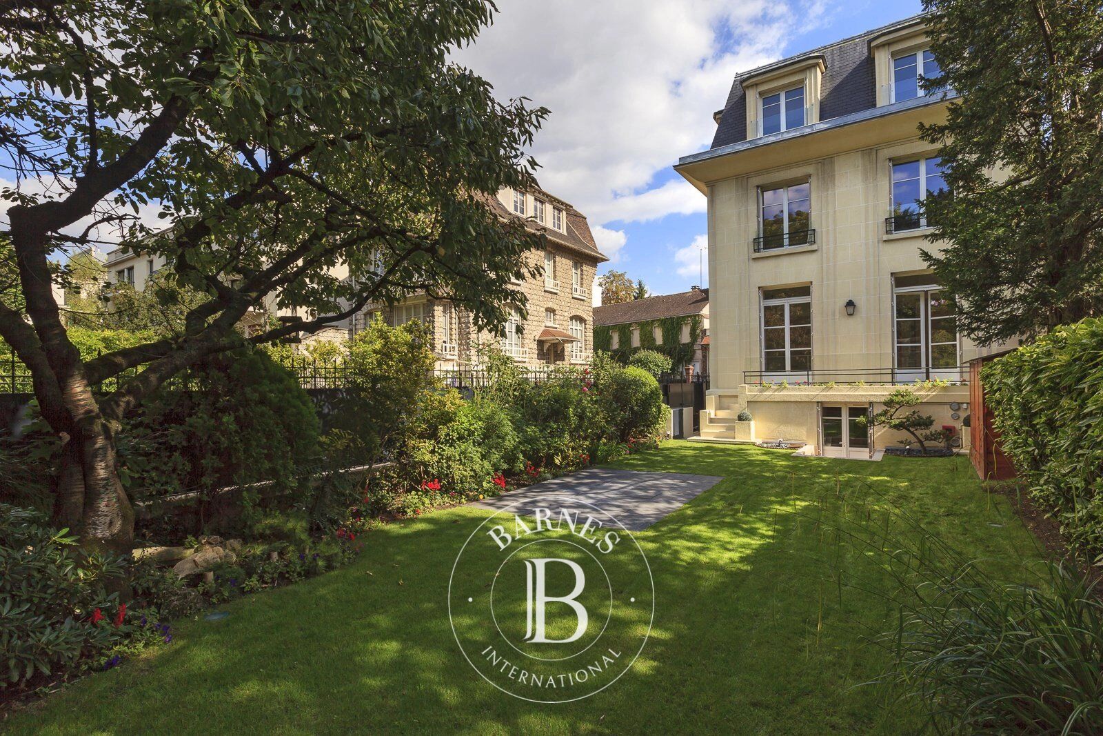 NEUILLY/SAUSSAYE - UNFURNISHED HOUSE WITH A GARDEN - picture 1