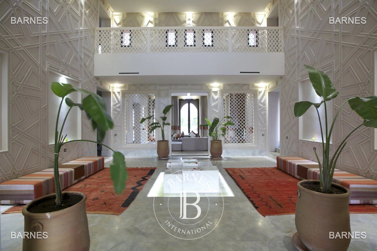 Beautiful property combining Moroccan architecture and Moroccan decor elements in a sleek modernism. Located on a beautiful park of a hectare , it consists of 6 suites and its dependencies, more livab - picture 3