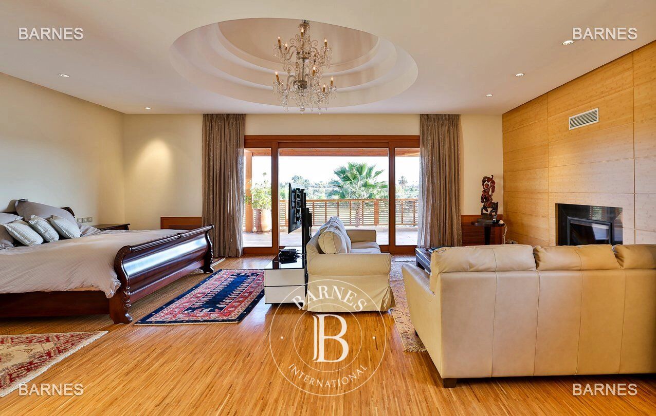 villa on golf with exceptional finishes , very high quality materials , lift .... - picture 2