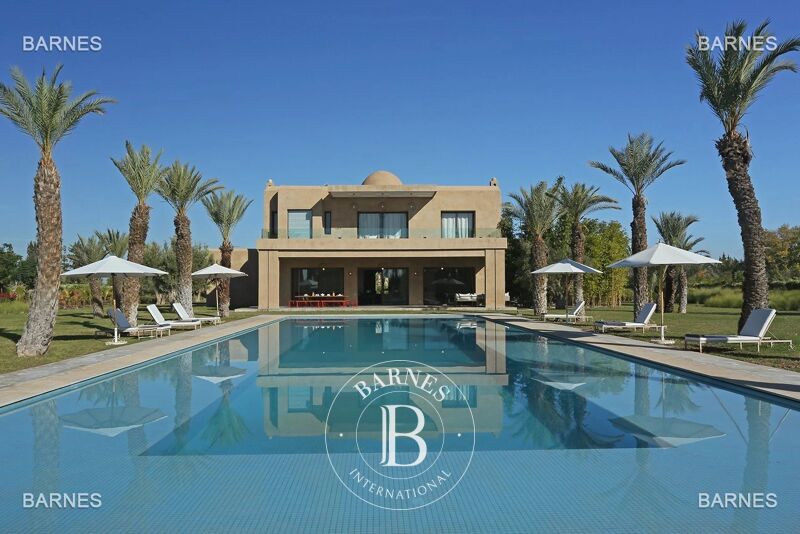 villa 10 minutes from downtown on a plot of 15 000 m² including 1500 m² of built area ... On the ground floor , entrance hall with Arabo -Andalusian fountain, guest cloakroom , living room, movie room