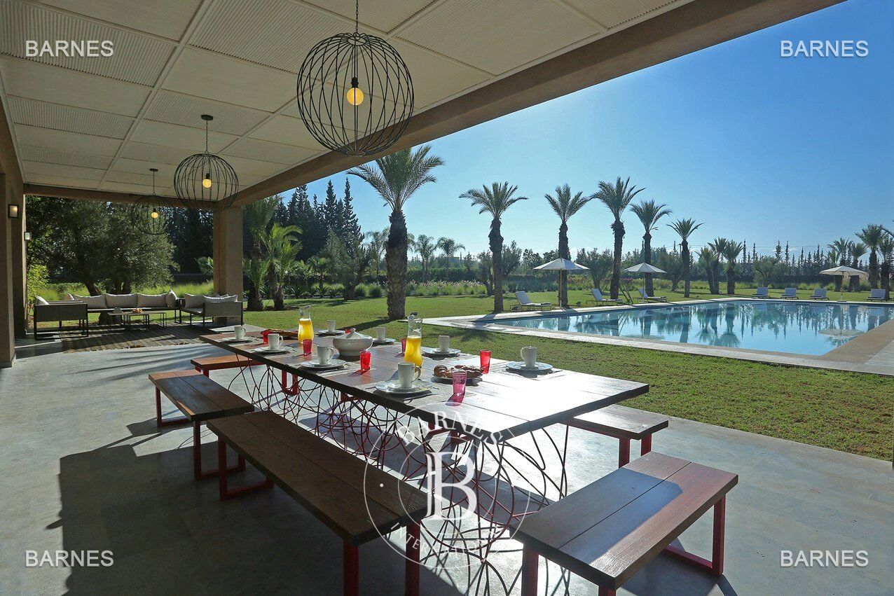 villa 10 minutes from downtown on a plot of 15 000 m² including 1500 m² of built area ... On the ground floor , entrance hall with Arabo -Andalusian fountain, guest cloakroom , living room, movie room - picture 2