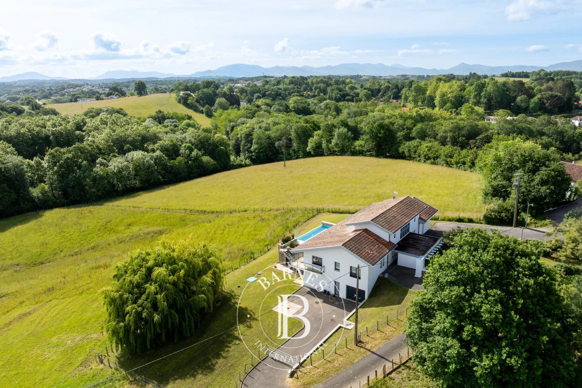 AHETZE, MAISON CONTEMPORAINE DE PLUS DE 320 M² AU CALME - picture 2