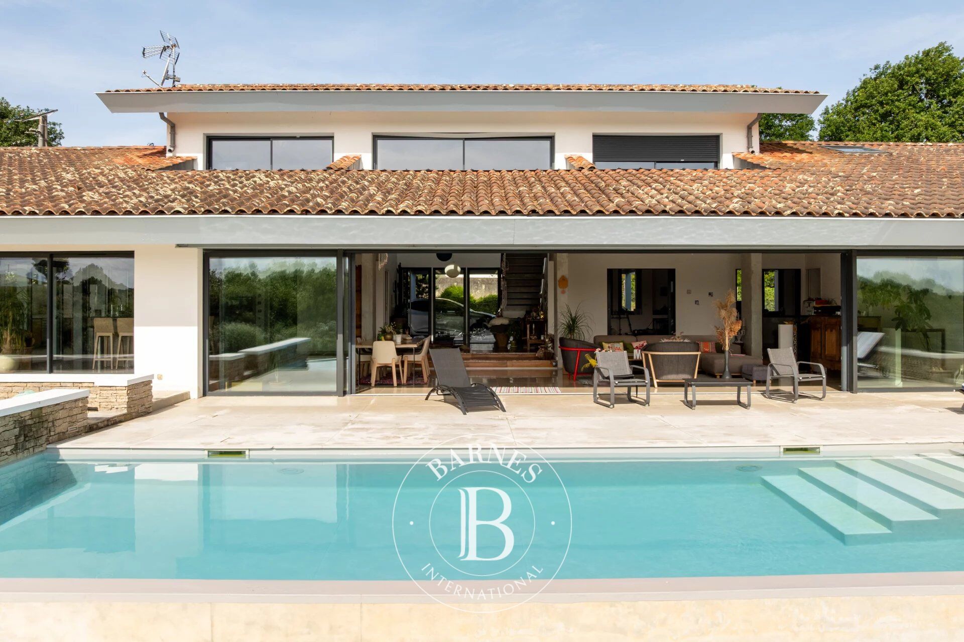 AHETZE, CASA CONTEMPORÁNEA DE 300 M² EN UN ENTORNO TRANQUILO - picture 2