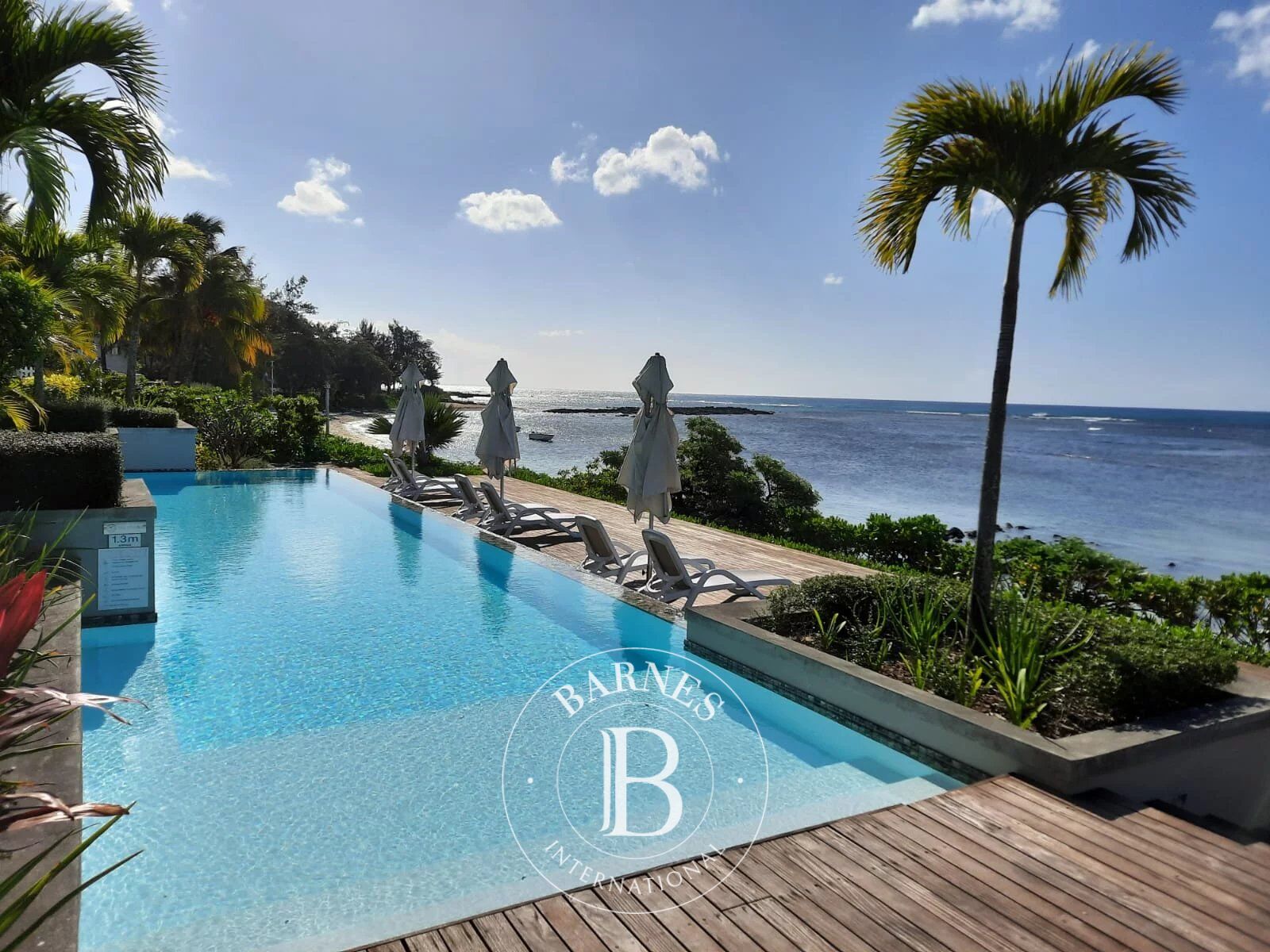 POINTE AUX CANONNIERS - Stunning Beachfront Apartment - 3 Bedrooms - picture 1