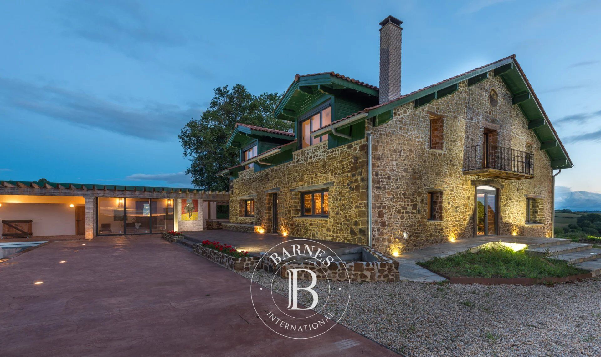 BARDOS, BONITA PROPIEDAD DE CARÁCTER FRENTE A LOS PIRINEOS, TERRENO DE UNOS 5.000 M² CON PISCINA - picture 1