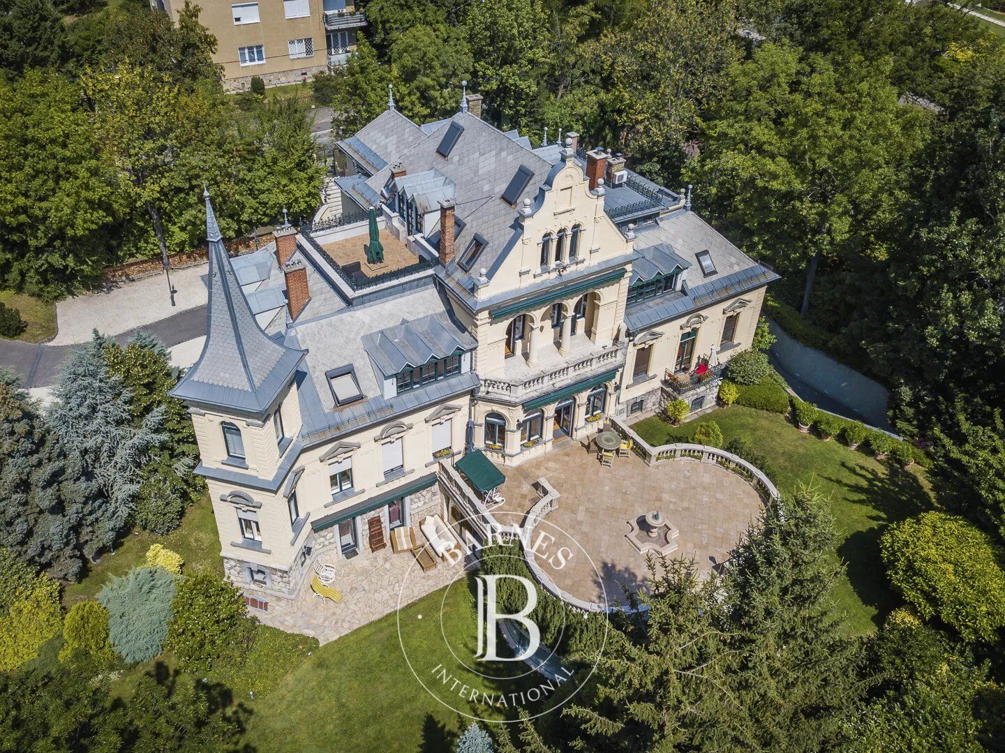 Eclectic Villa Building on Rosehill - picture 1