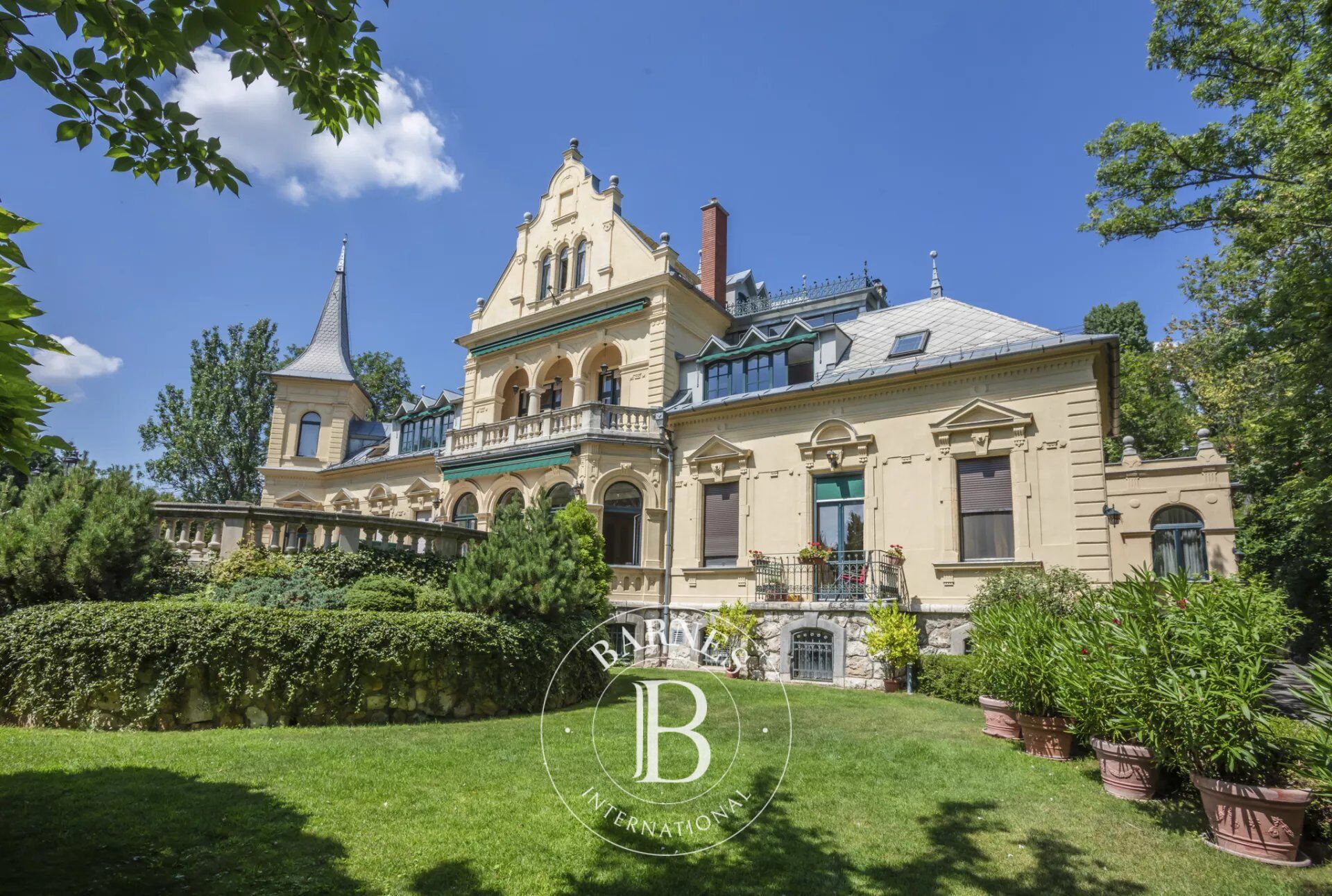 Eclectic Villa Building on Rosehill - picture 3