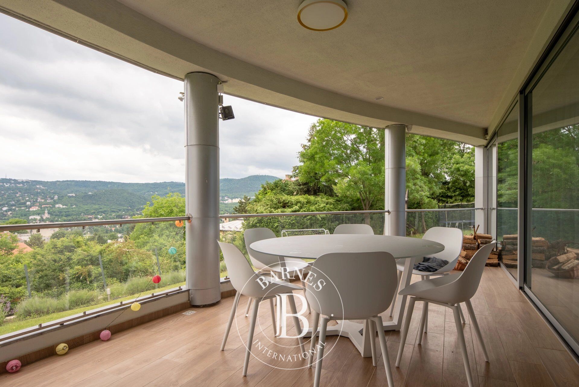 Smart home with excellent panorama - picture 1