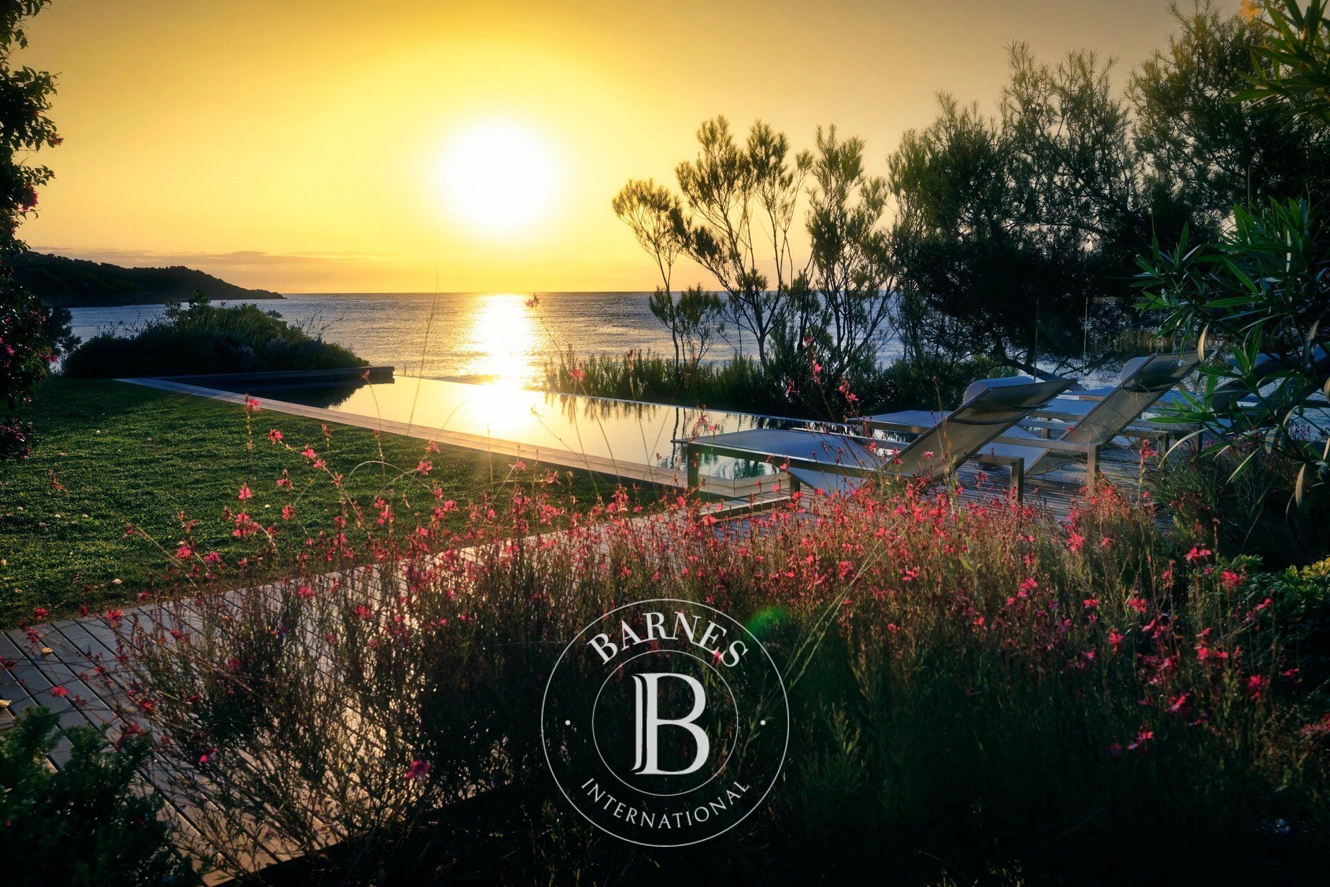 RAMATUELLE - LA RESERVE AERA - 4 BEDROOMS - HEATED POOL - DIRECT ACCESS TO THE SEA - picture 1