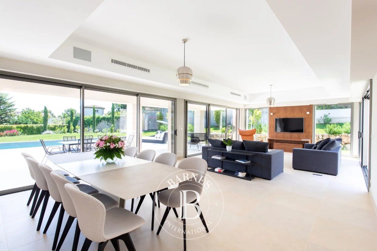 CAP D'ANTIBES - NEAR THE GAROUPE BEACH - CONTEMPORARY VILLA - 6 BEDROOMS - picture 3