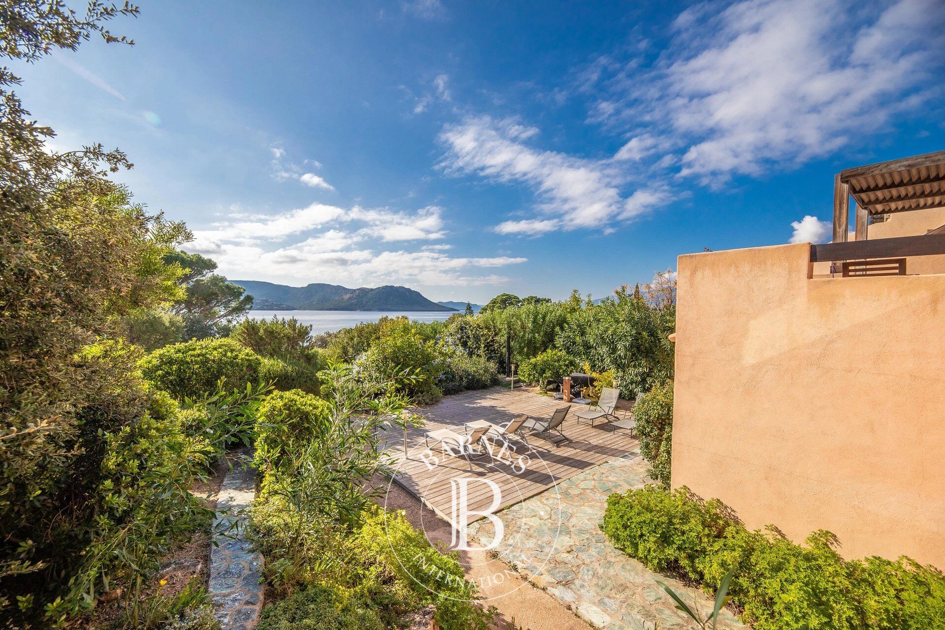 Porto-Vecchio, Domaine de Cala Rossa, villa 6 chambres, vue mer, pied dans l'eau - picture 2