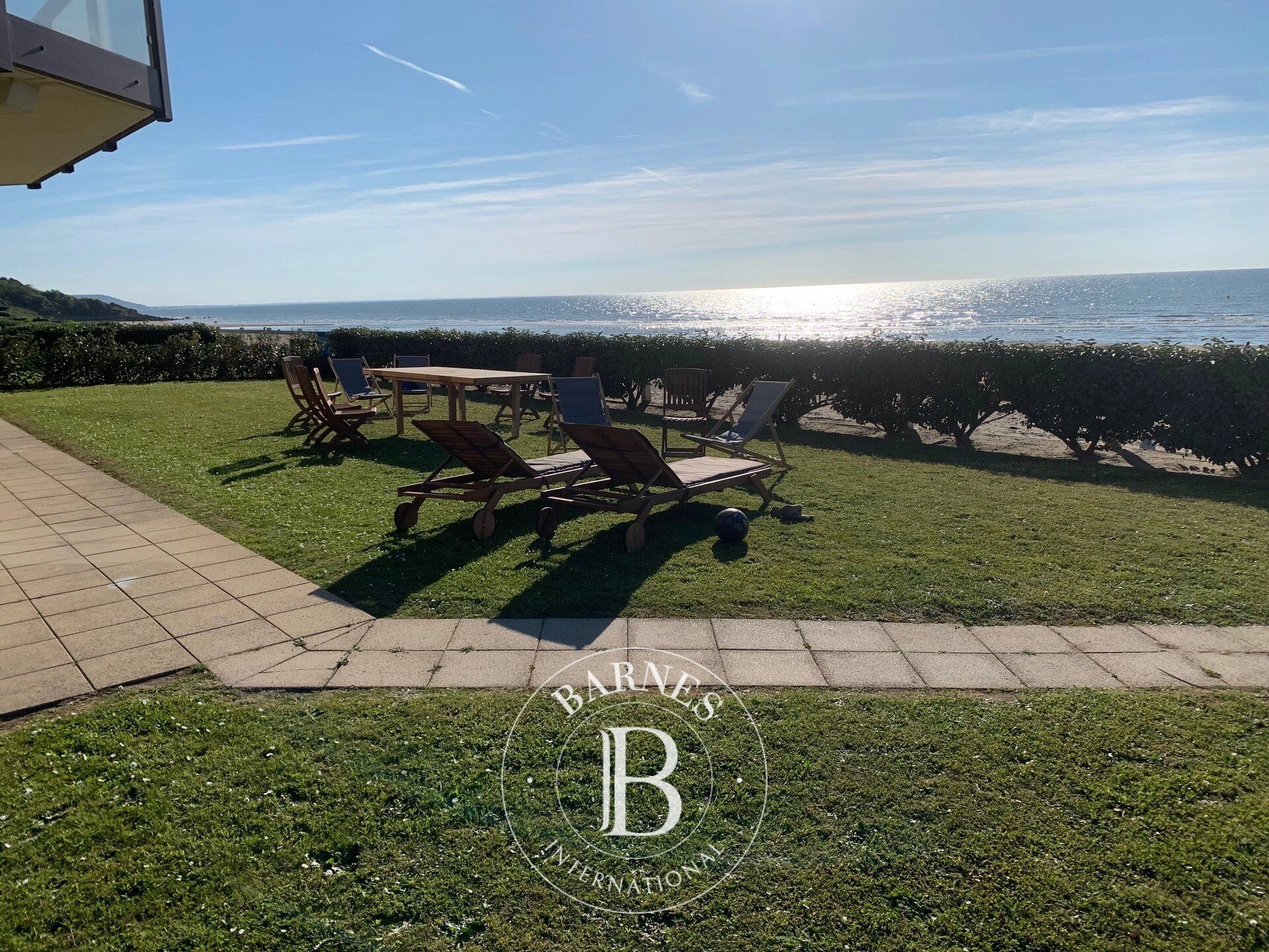 SEAFRONT APARTMENT - 2 BEDROOMS - 500M2 (5,381 SQ FT) GARDEN WITH DIRECT ACCESS TO THE BEACH - picture 1