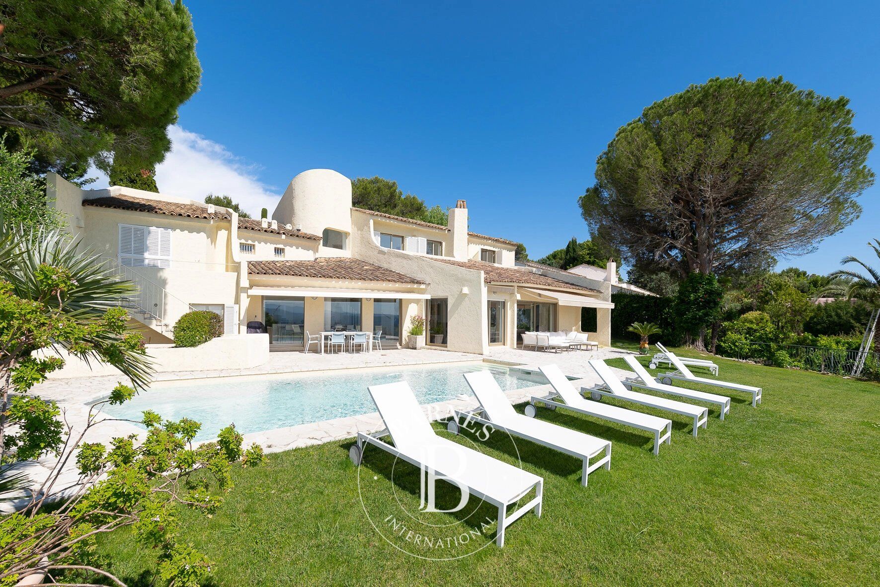 DOMAINE DE CASTELLARAS – FAMILY VILLA WITH 8 BEDROOMS – PLOT WITH BUILDING PERMIT - picture 3