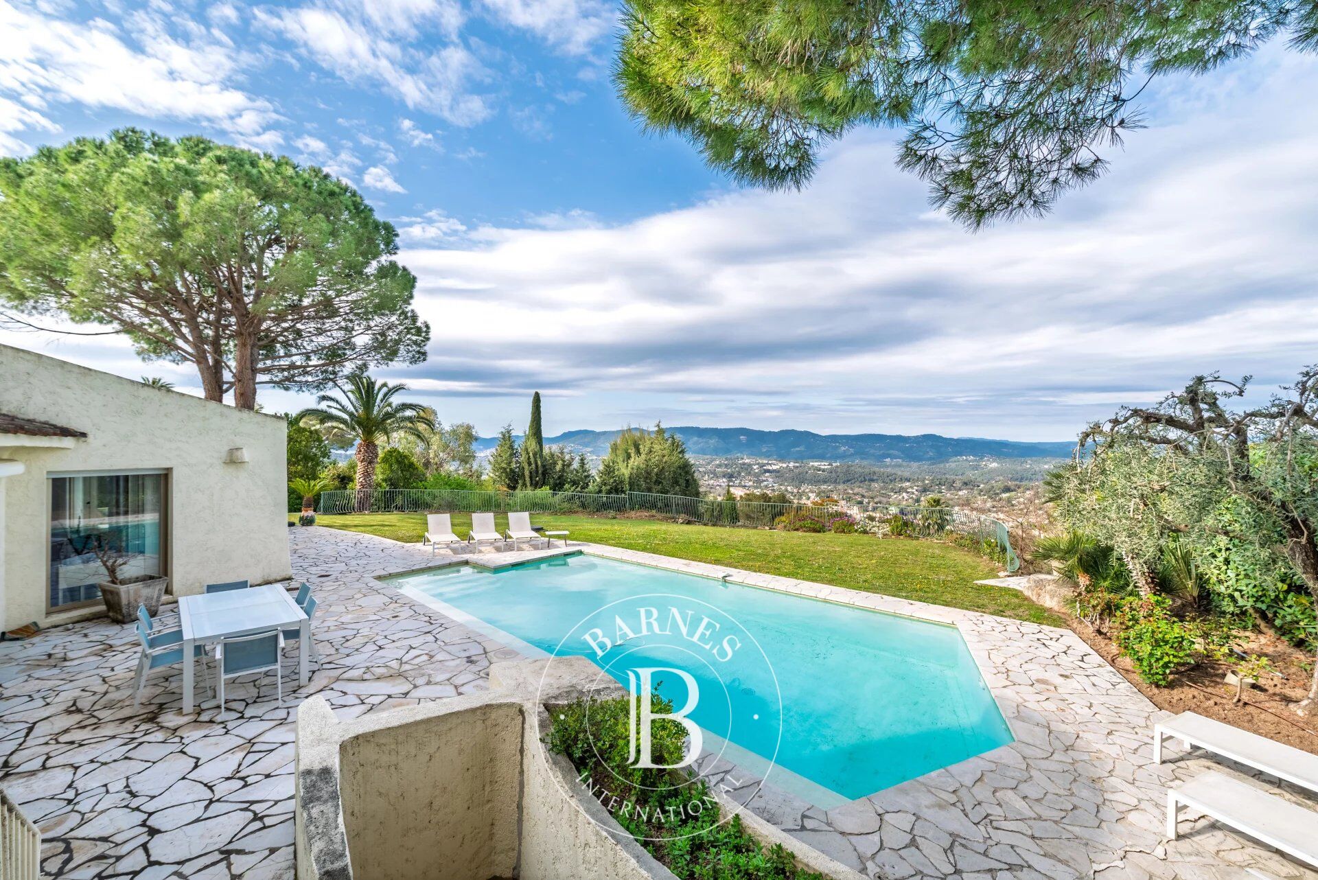 DOMAINE DE CASTELLARAS – FAMILY VILLA WITH 8 BEDROOMS – PLOT WITH BUILDING PERMIT - picture 1