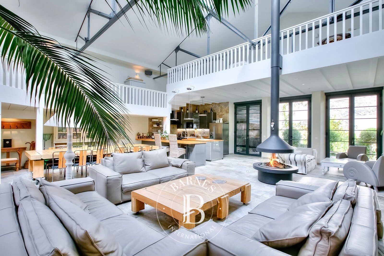 CANNES CENTRE - LOFT ATYPIQUE - HAUTEUR SOUS PLAFOND - picture 1