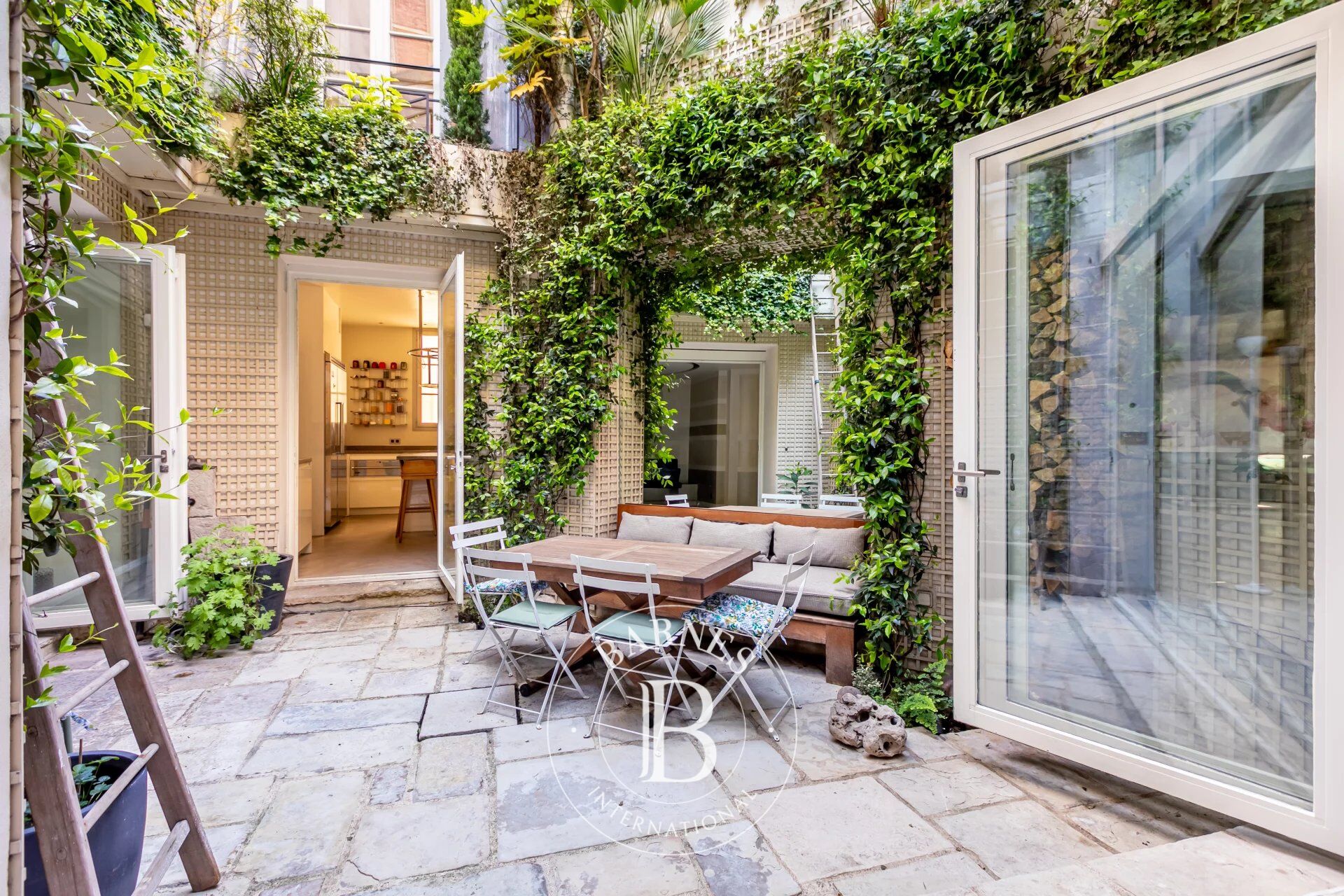 PARIS 7 - Bon Marché - Maison avec patio intérieur - 4 chambres et bureau - picture 1