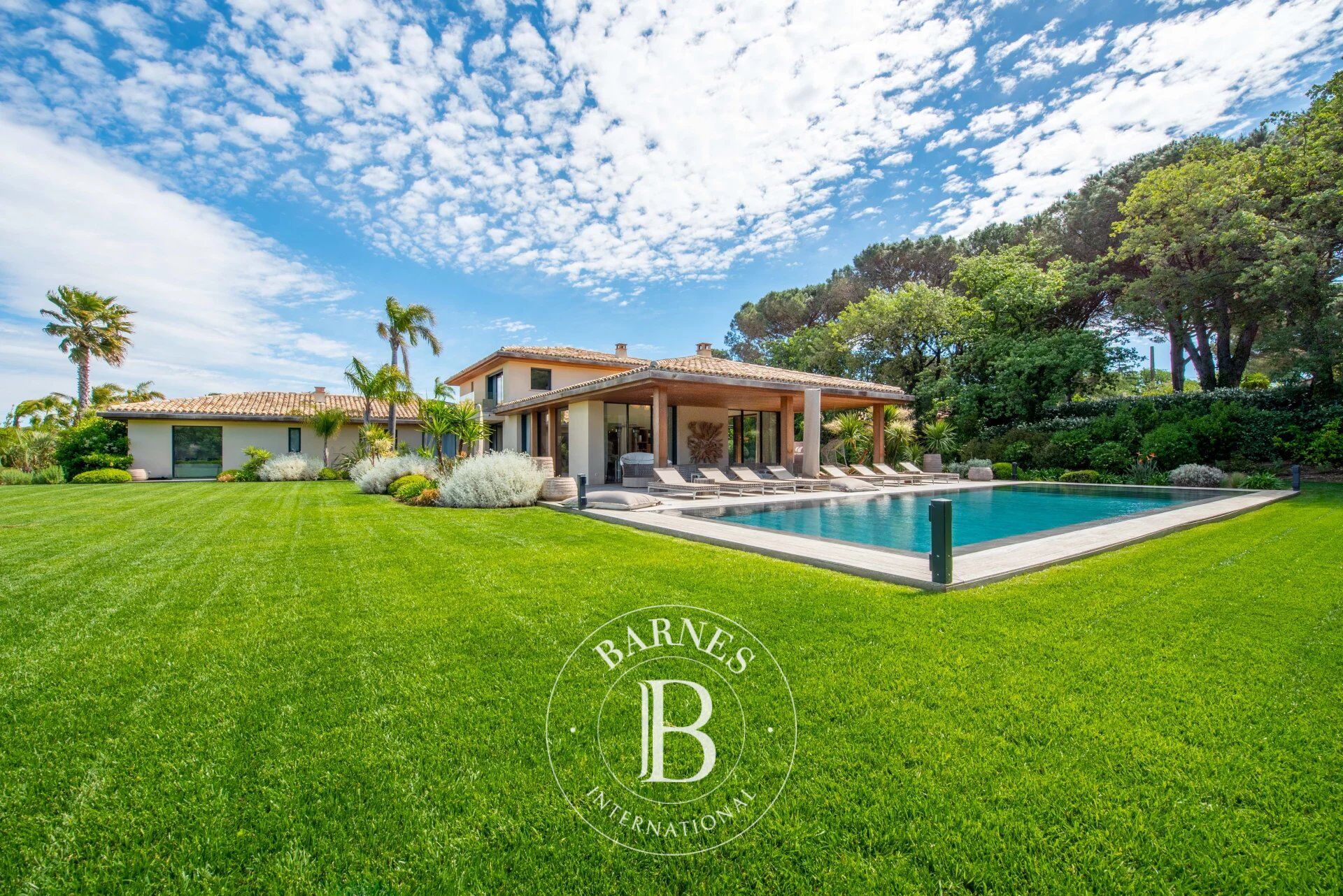 SAINT-TROPEZ - SECURE DOMAIN - 6 BEDROOMS - SWIMMING POOL - picture 1