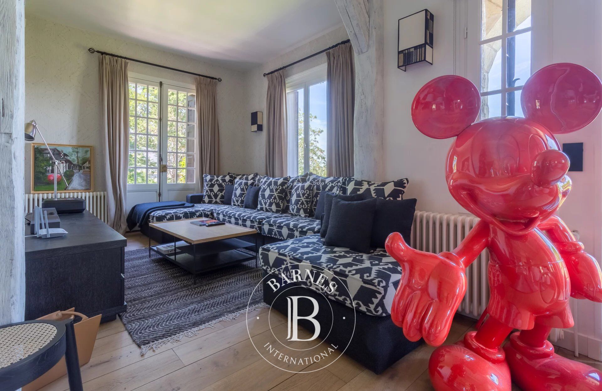 RESIDENTIAL SECTOR - 8-BEDROOM PROPERTY - POOL - picture 2