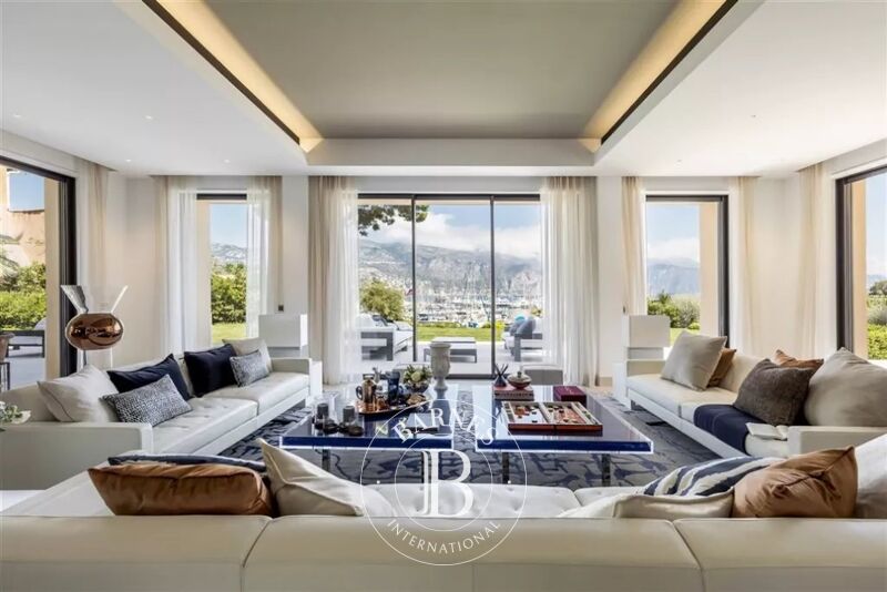 SAINT-JEAN-CAP-FERRAT-UNIQUE SEA FRONT VILLA