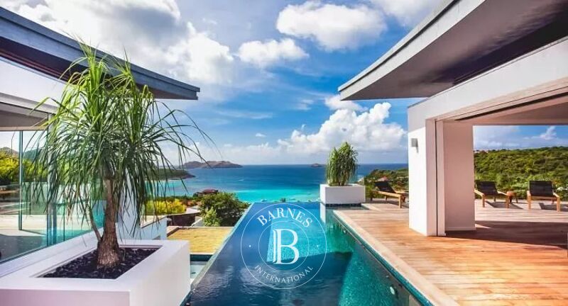4 bedroom villa overlooking St Jean's bay