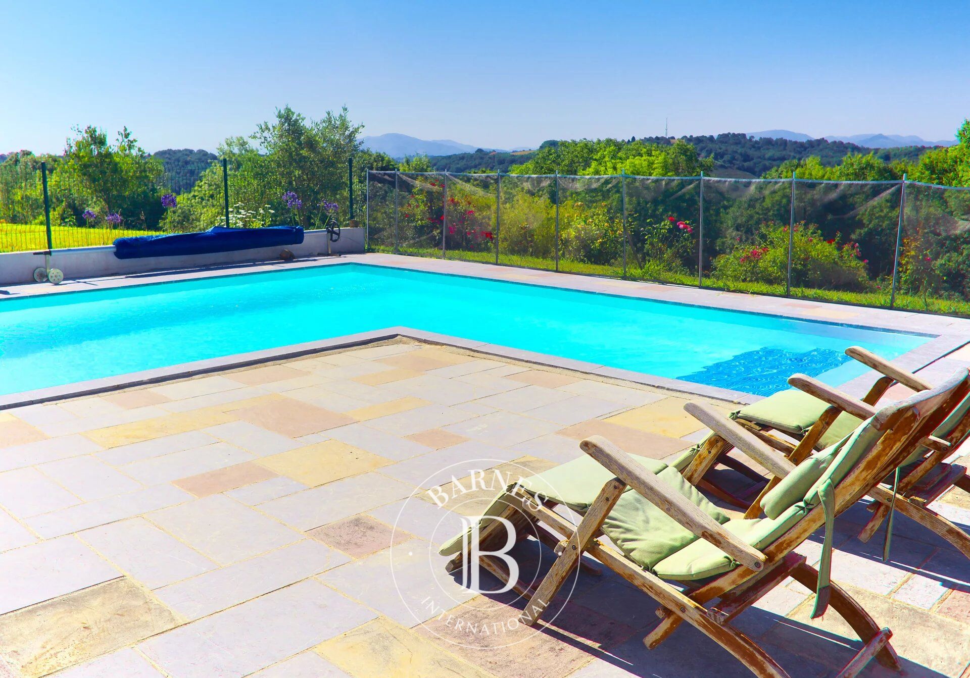 MOUGUERRE VISTA A LOS PIRINEOS, CASA VASCA CON PISCINA EN 5 HECTÁREAS DE TERRENO - picture 3