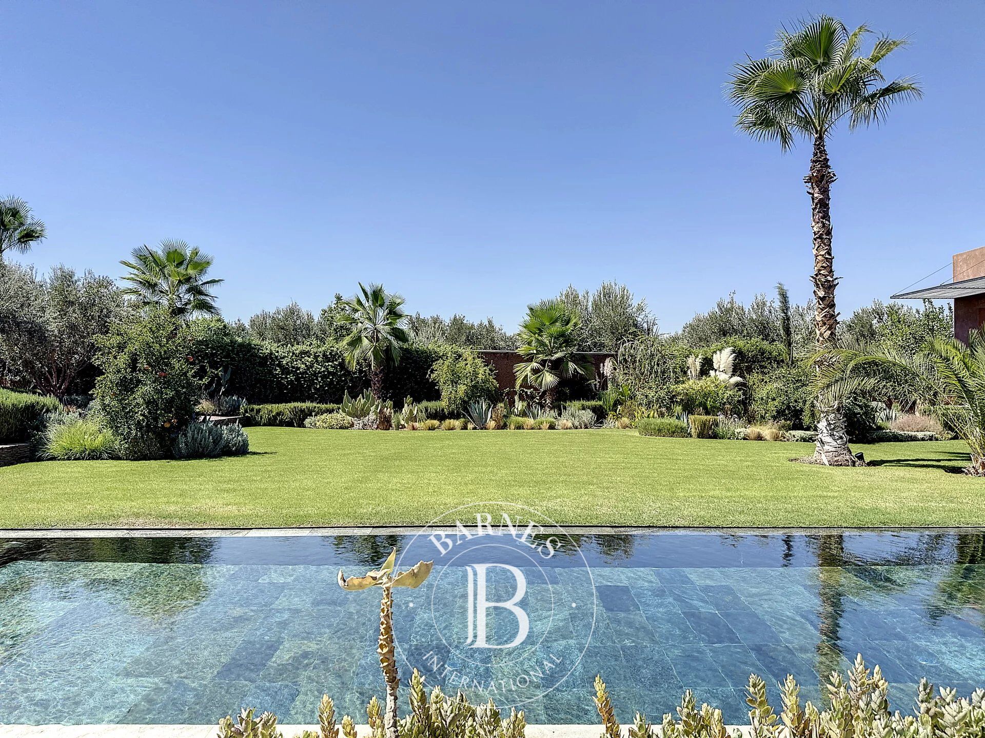 Villa contemporaine de luxe avec piscine à débordement à vendre sur la route de l'Ourika à Marrakech - Agence immobilière - picture 2