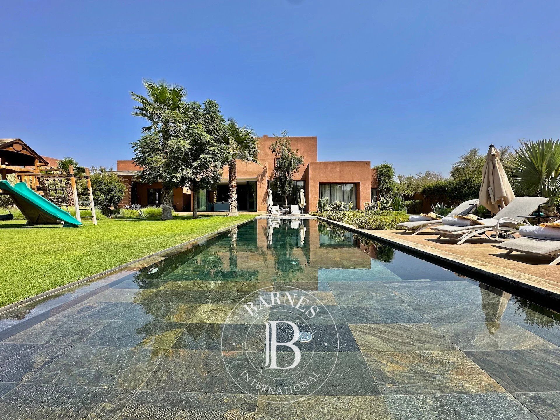 Villa contemporaine de luxe avec piscine à débordement à vendre sur la route de l'Ourika à Marrakech - Agence immobilière - picture 1