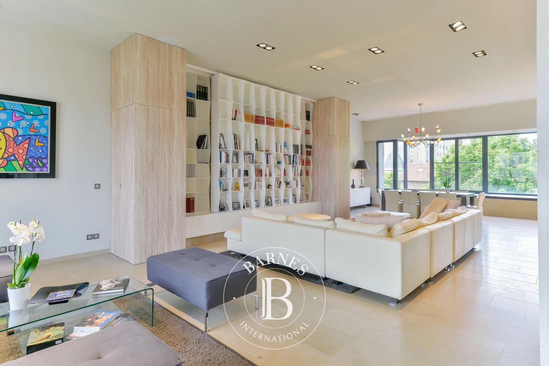 Lyon 3 - 21st century mansion - Secure garage of 300 sqm - Outbuildings - Swimming pool - Terrace - Garden - 4 bedrooms - picture 2