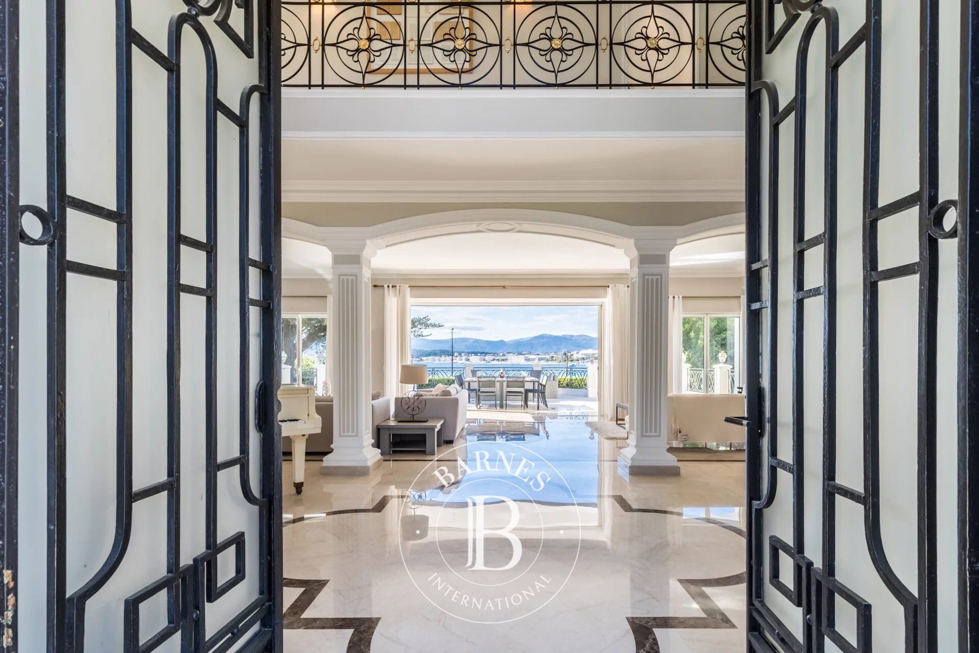 Villa Antibes - picture 3