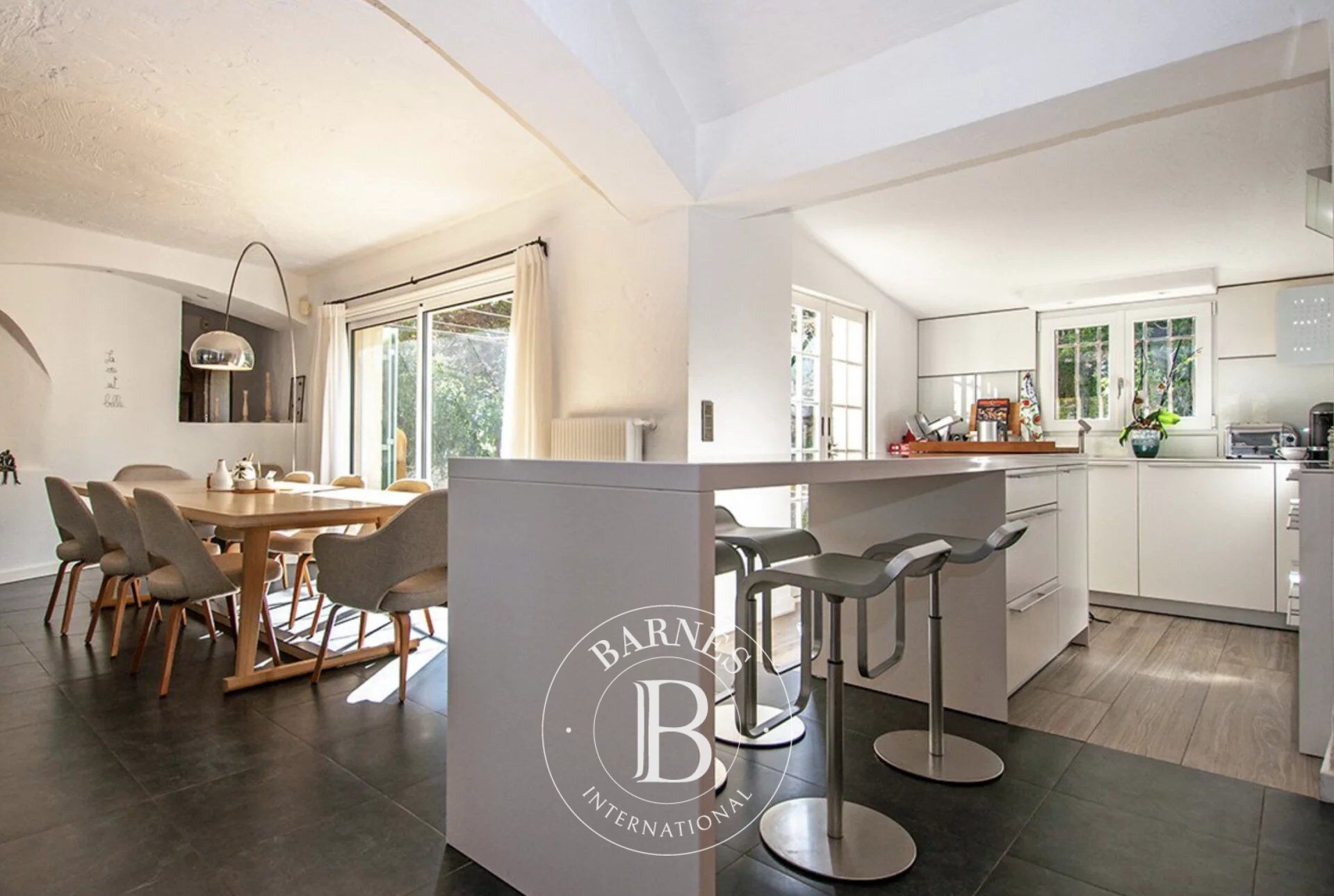 Near Mougins - Secure estate - Charming villa - Sleeps 8  - Open view - picture 3