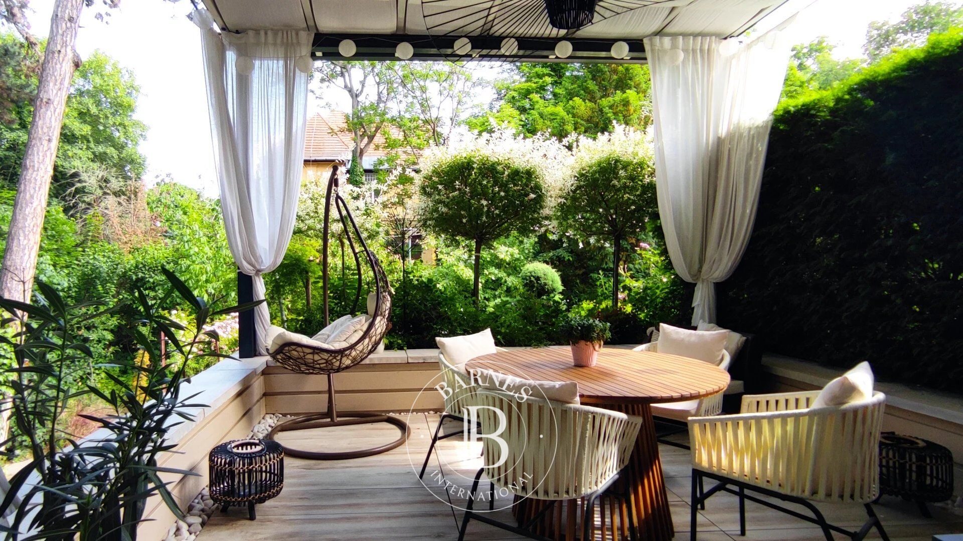 Separate villa-apartment with garden access, in ancient wooded environment - picture 1