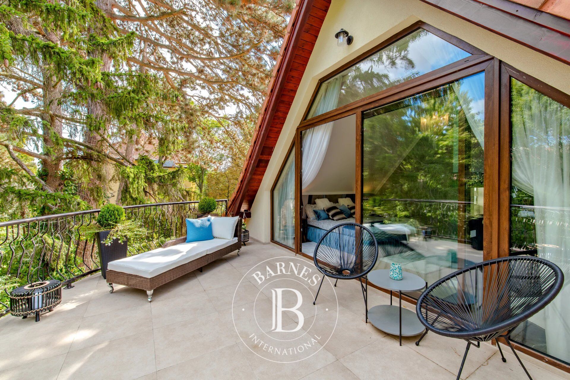 Separate villa-apartment with garden access, in ancient wooded environment - picture 2