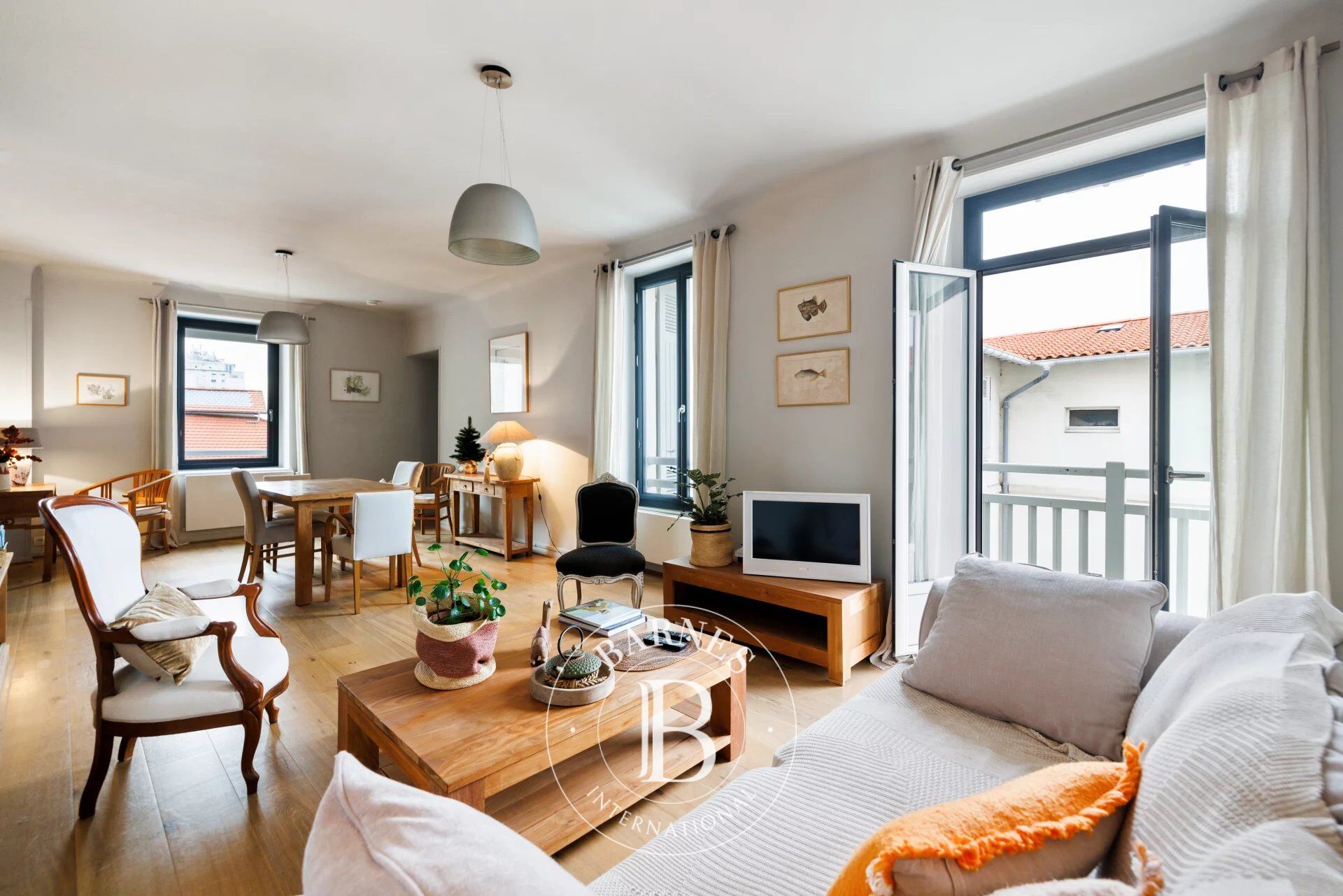 BIARRITZ, COEUR DE VILLE, APPARTEMENT DE 80 M² AVEC APERÇU OCÉAN - picture 1