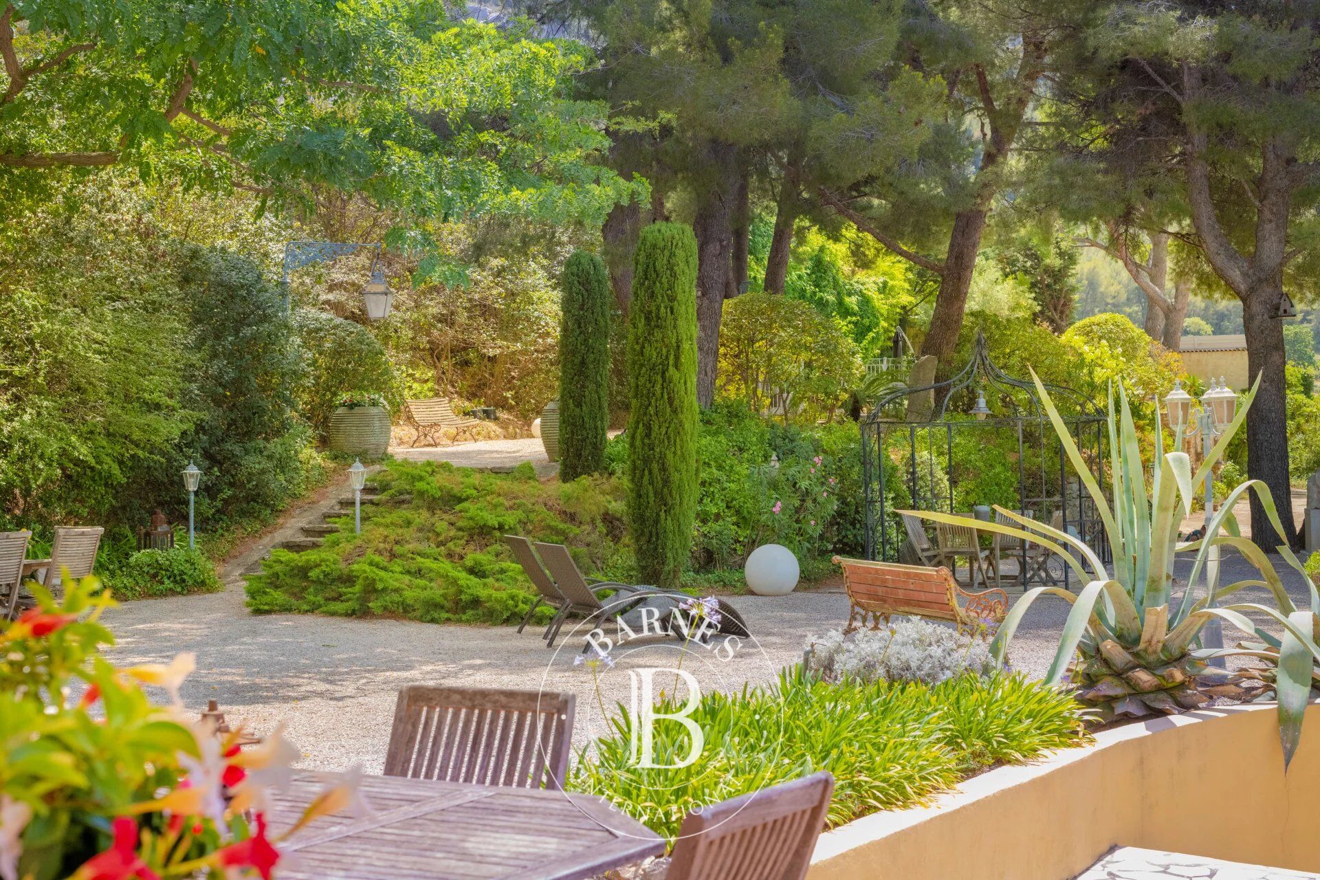 SALE - CASSIS - PROPERTY 280 M² - LAND 4,500 M² - SEA VIEW - SWIMMING POOL. - picture 1