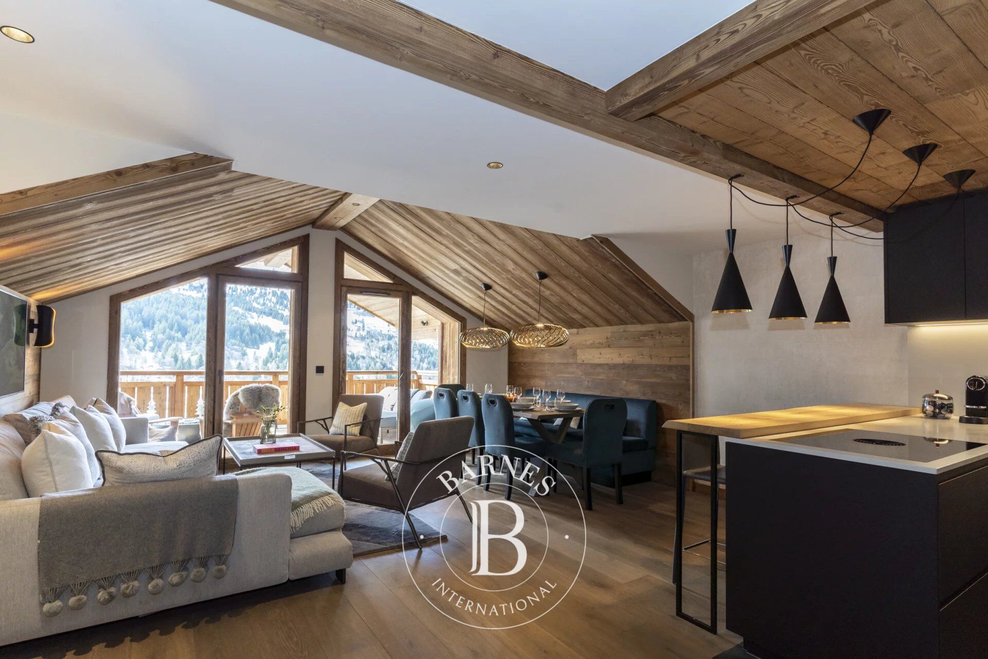 MAGNIFIQUE APPARTEMENT AU CENTRE DE LA STATION - picture 1