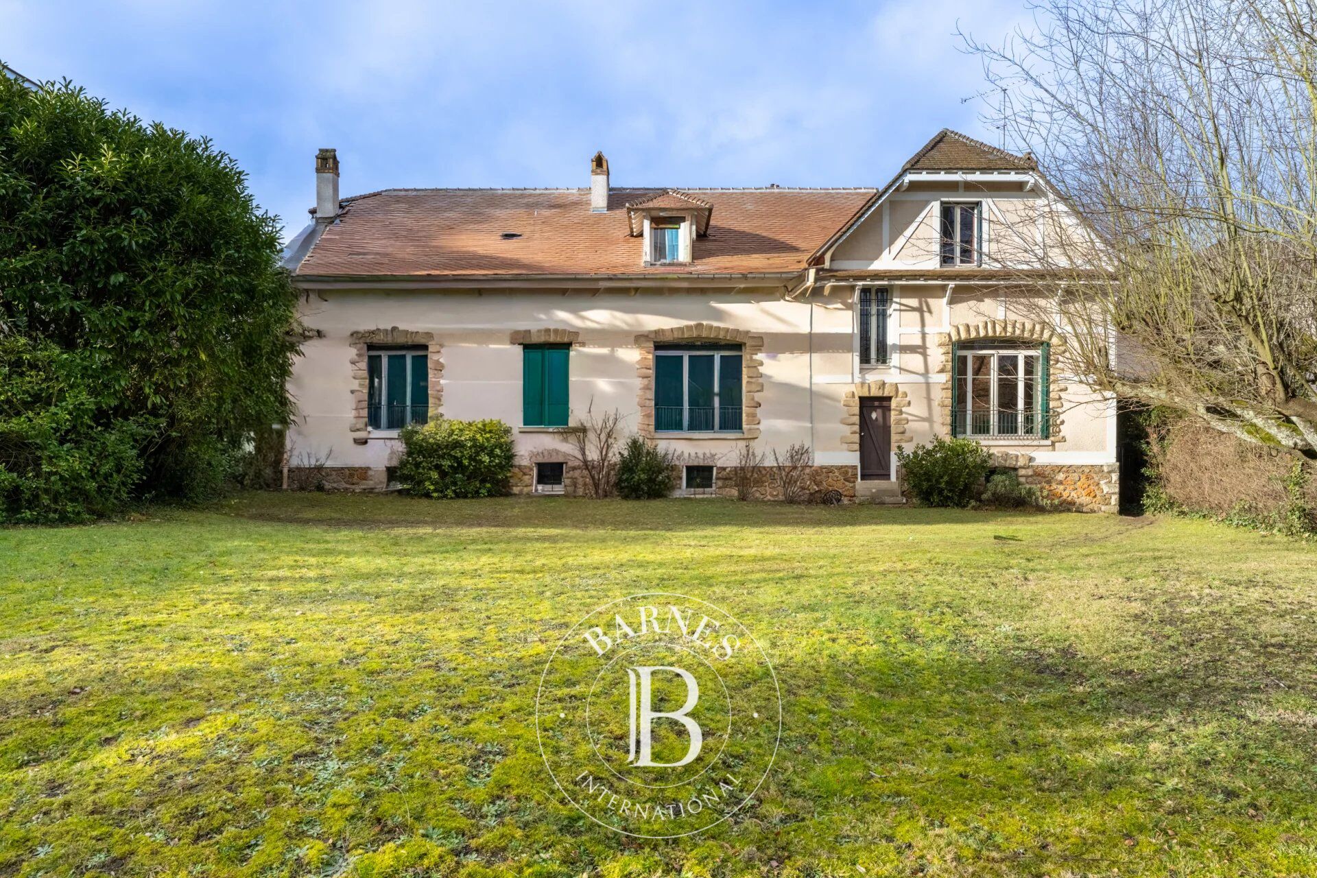 Viroflay Rive Gauche - Maison de charme de 262 m² - 7 chambres - Jardin - Garage - Proche commerces et gares. - picture 3