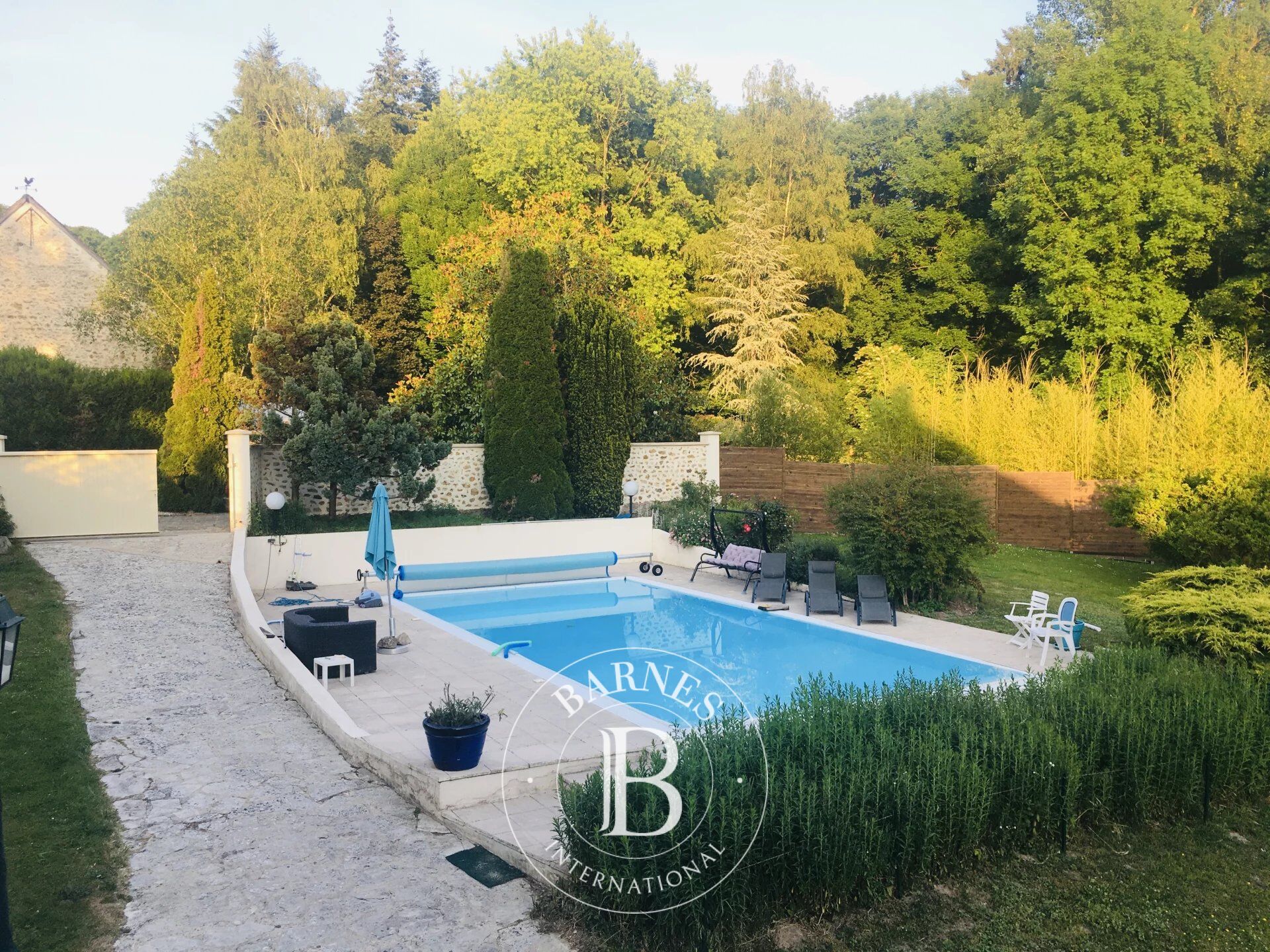 Dampierre en Yvelines, Domaine d'Art et Evènementiel avec maison de Maitre, piscine, l'ensemble de 863 m2 exploitables sur une parcelle de 3950 m2 paysagé. - picture 2