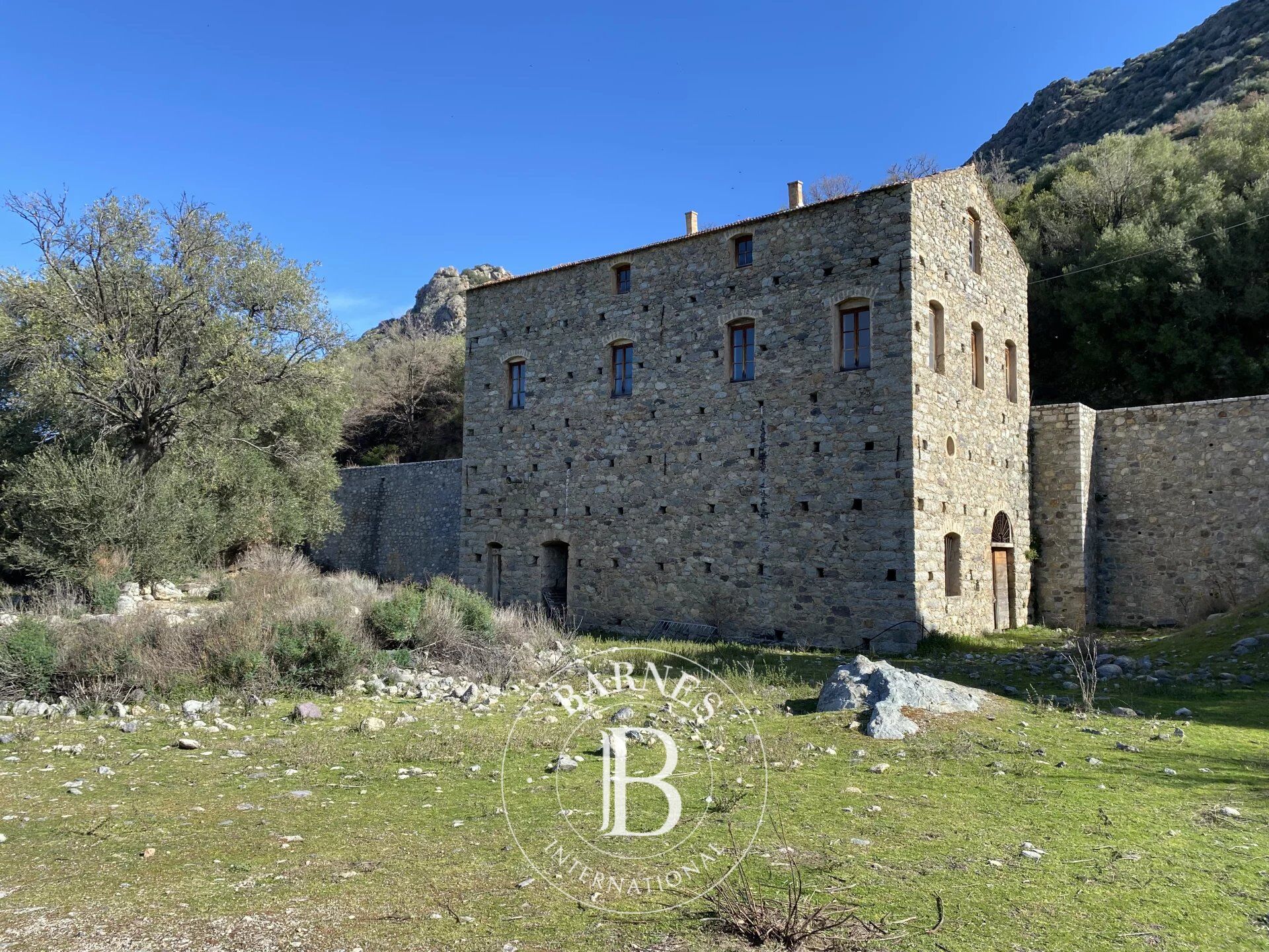 Near Ile Rousse, old mill to rehabilitate, near beach - picture 1