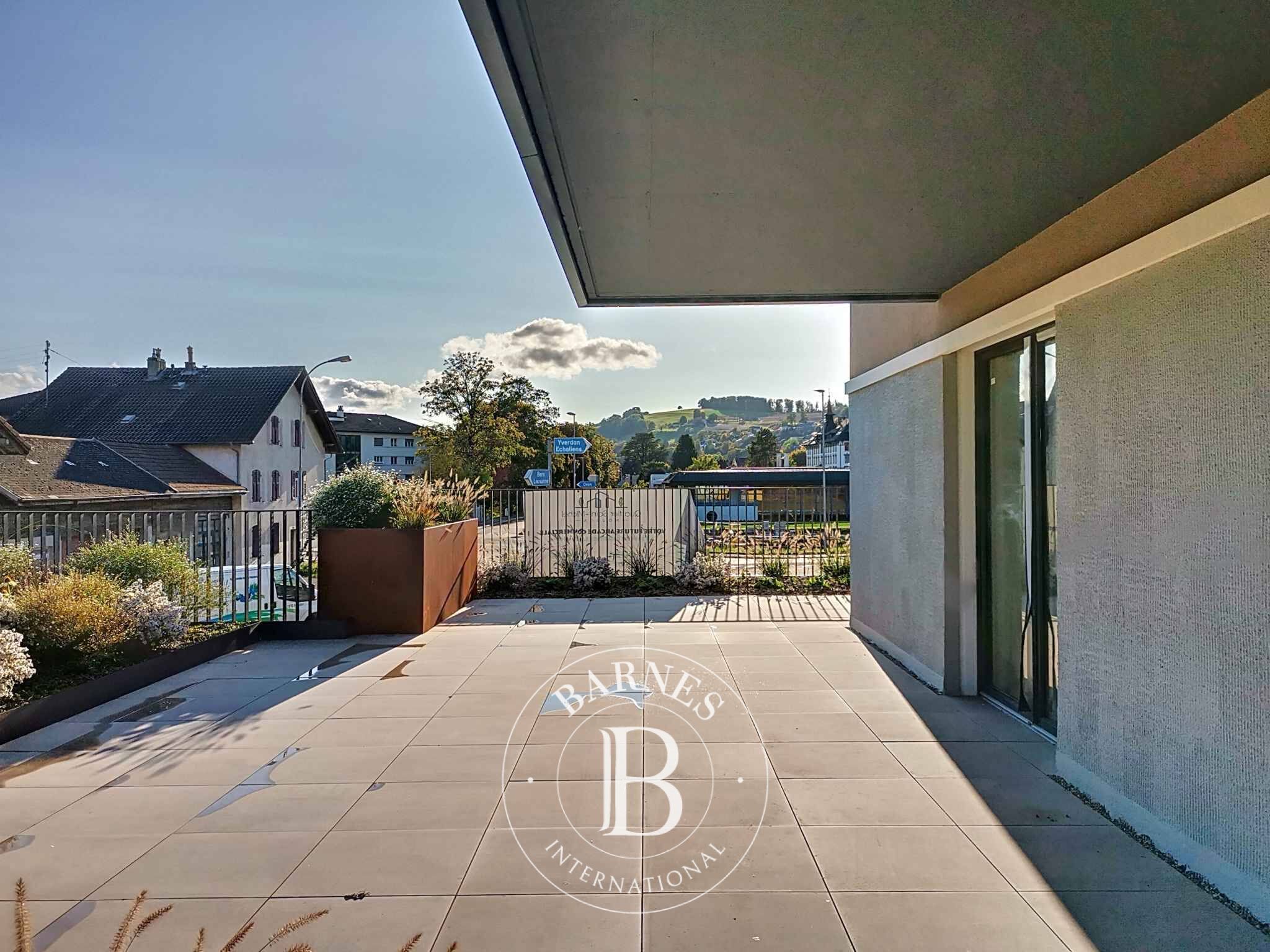 NEUF ! Arcade commerciale de 71 m² avec grande terrasse - picture 2