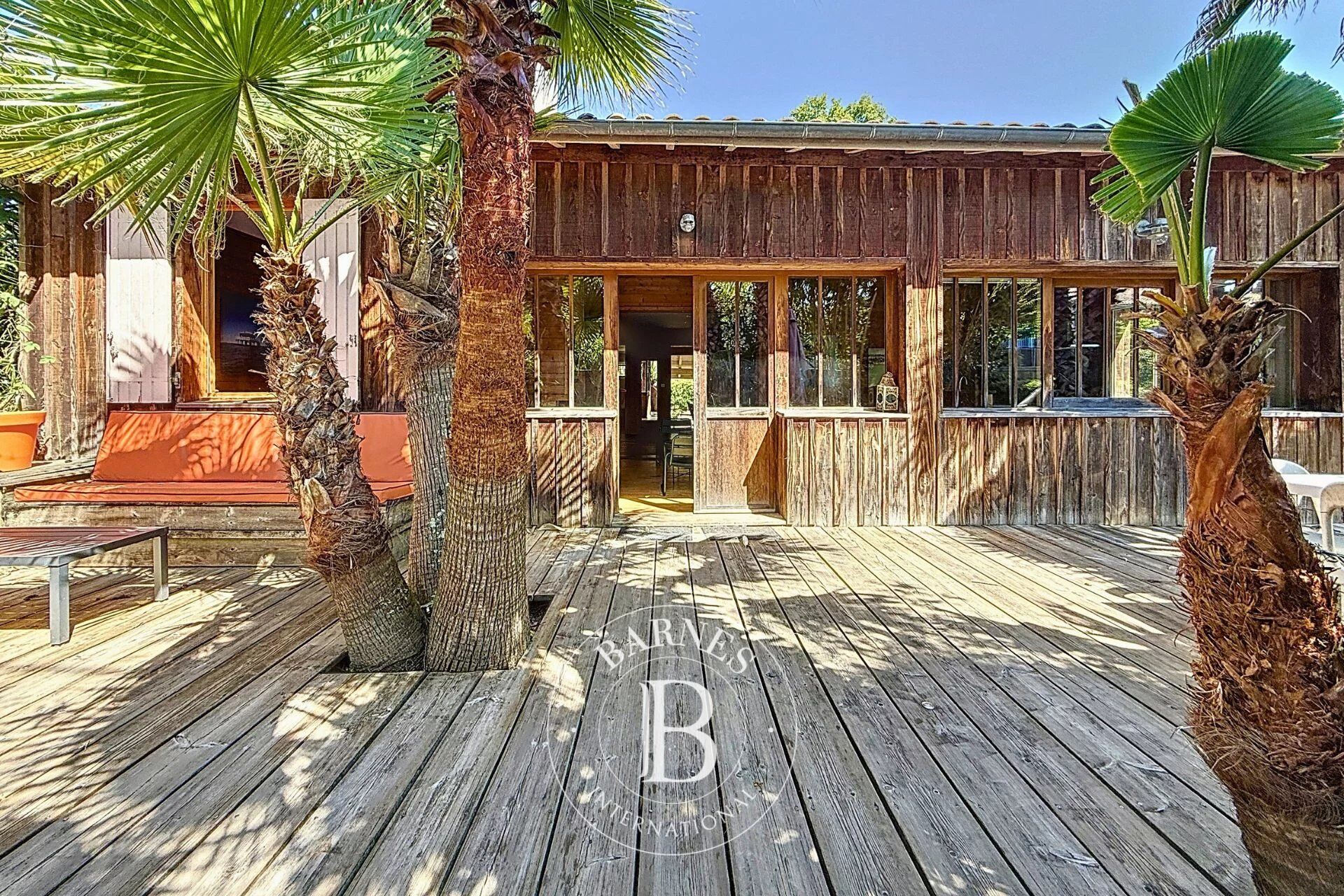WOODEN VILLA IN THE CENTER OF CAP FERRET BETWEEN THE BASIN AND THE OCEAN WITH TERRACE AND CARPORT - picture 3