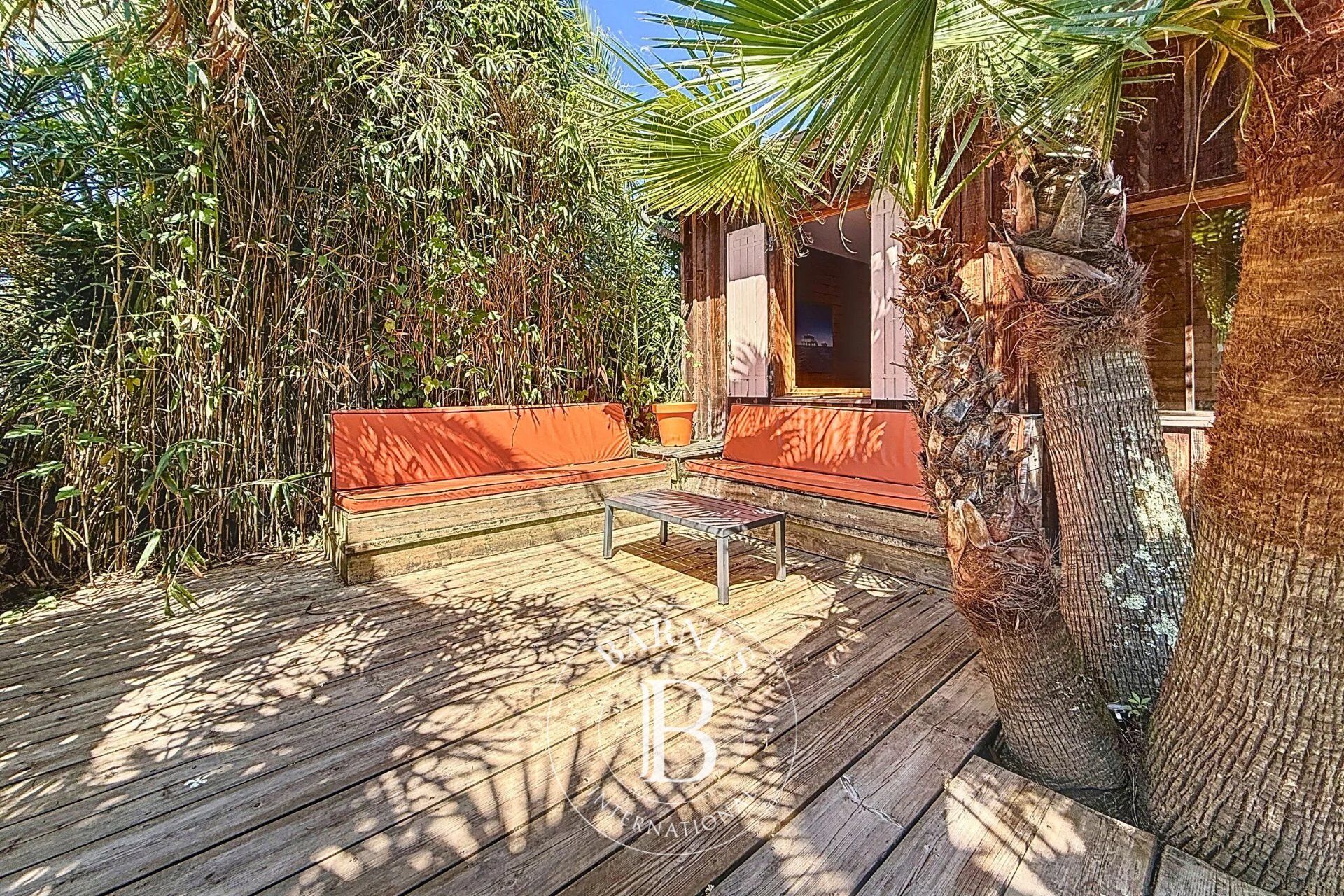 WOODEN VILLA IN THE CENTER OF CAP FERRET BETWEEN THE BASIN AND THE OCEAN WITH TERRACE AND CARPORT - picture 2