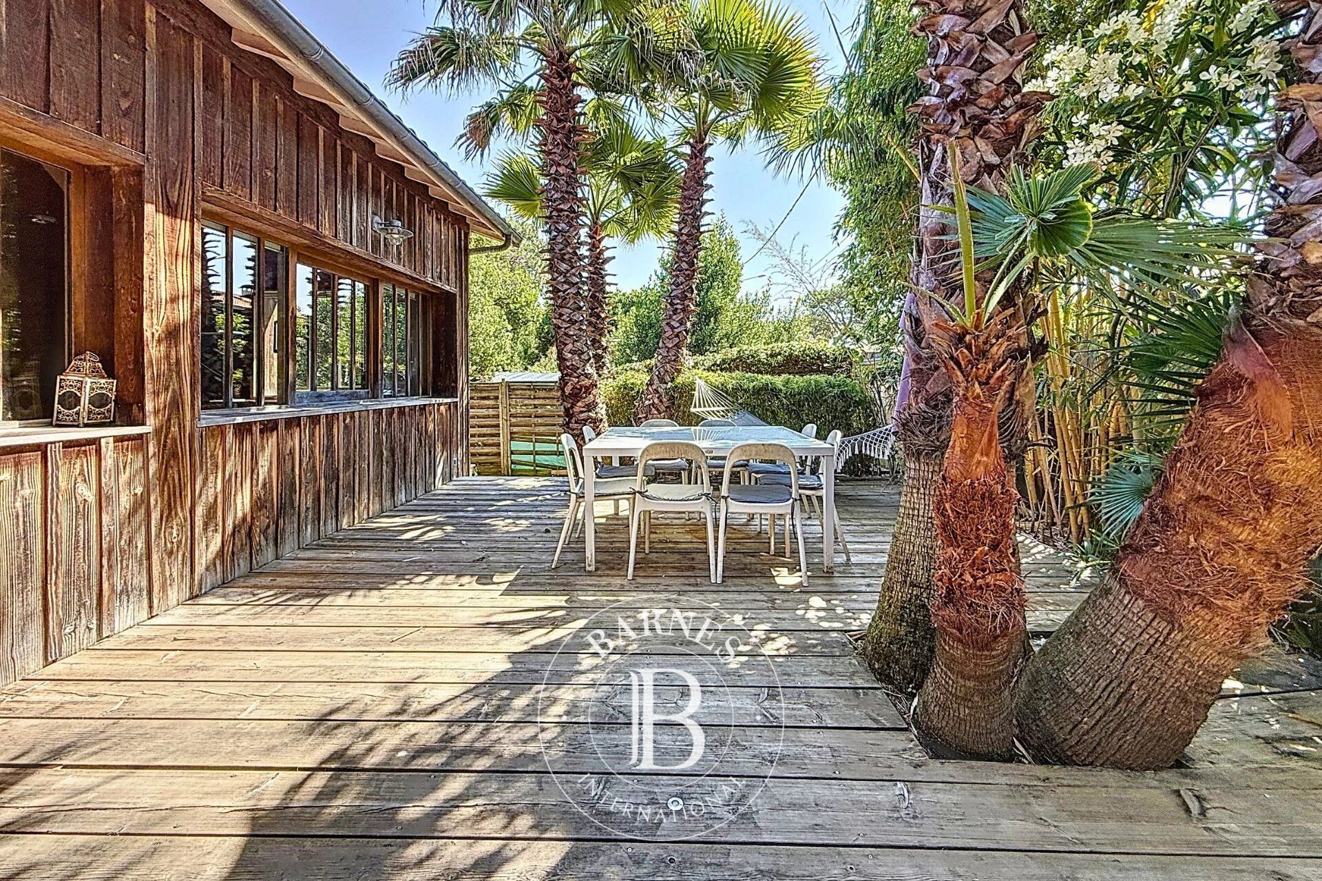 WOODEN VILLA IN THE CENTER OF CAP FERRET BETWEEN THE BASIN AND THE OCEAN WITH TERRACE AND CARPORT - picture 1