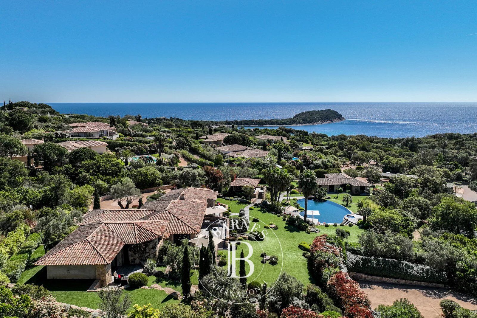 Private domain of Punta d'Arasu, 8 bedroom villa, walking distance to the beach and sea view, Sainte Lucie RL314, Villa Santa Lucia - picture 2