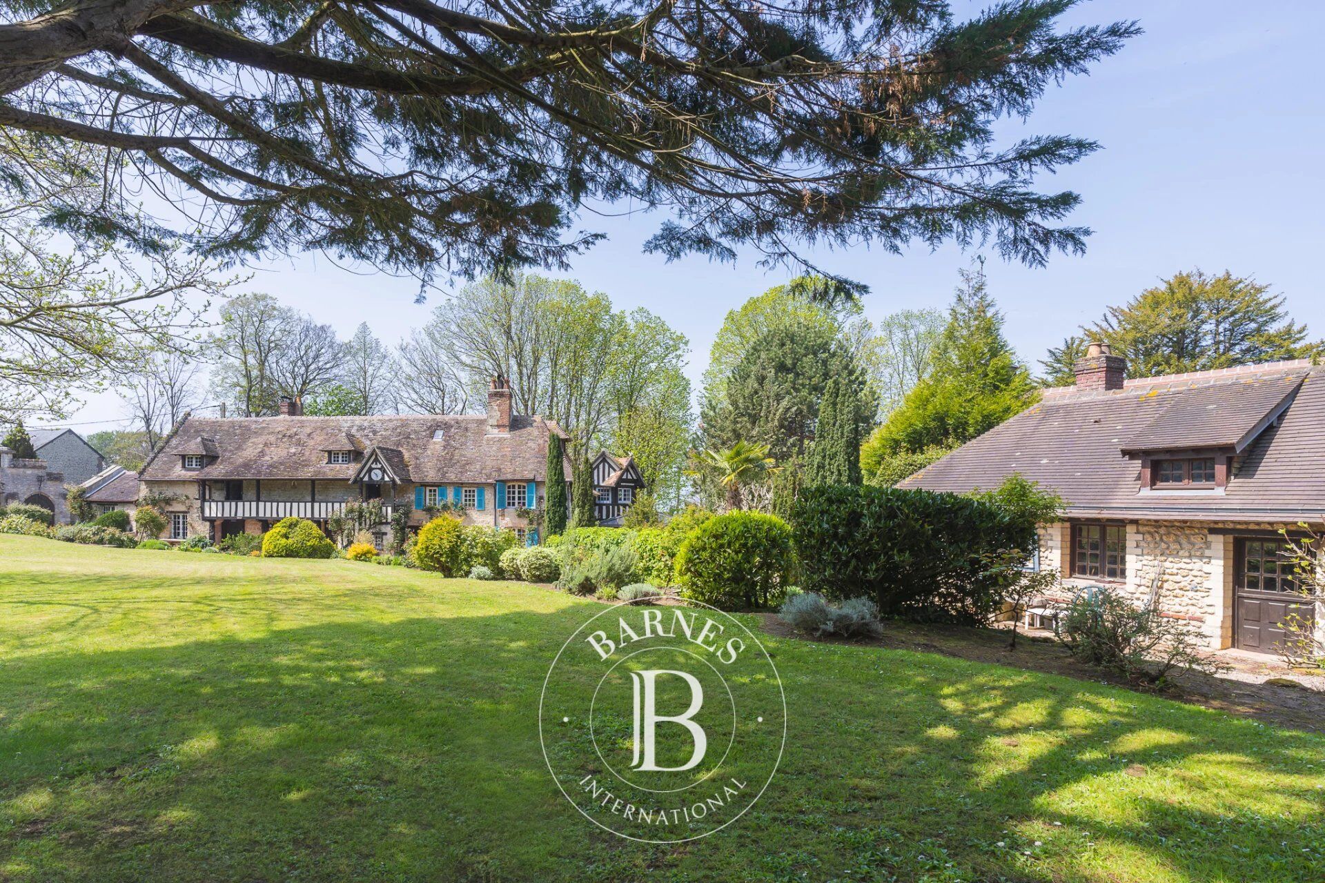 Deauville - Property with character - 5 bedrooms - outbuilding - 4,918m² (52,937 sq ft) of landscaped grounds - picture 3