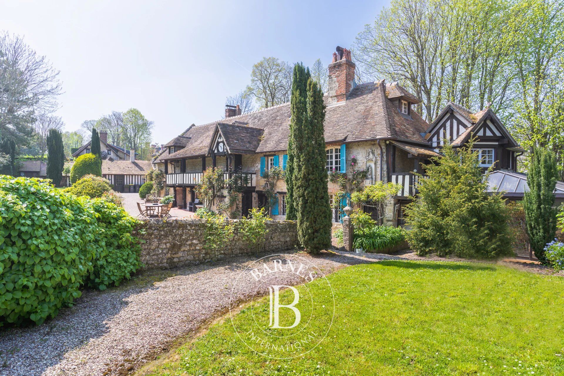 Deauville - Property with character - 5 bedrooms - outbuilding - 4,918m² (52,937 sq ft) of landscaped grounds - picture 2