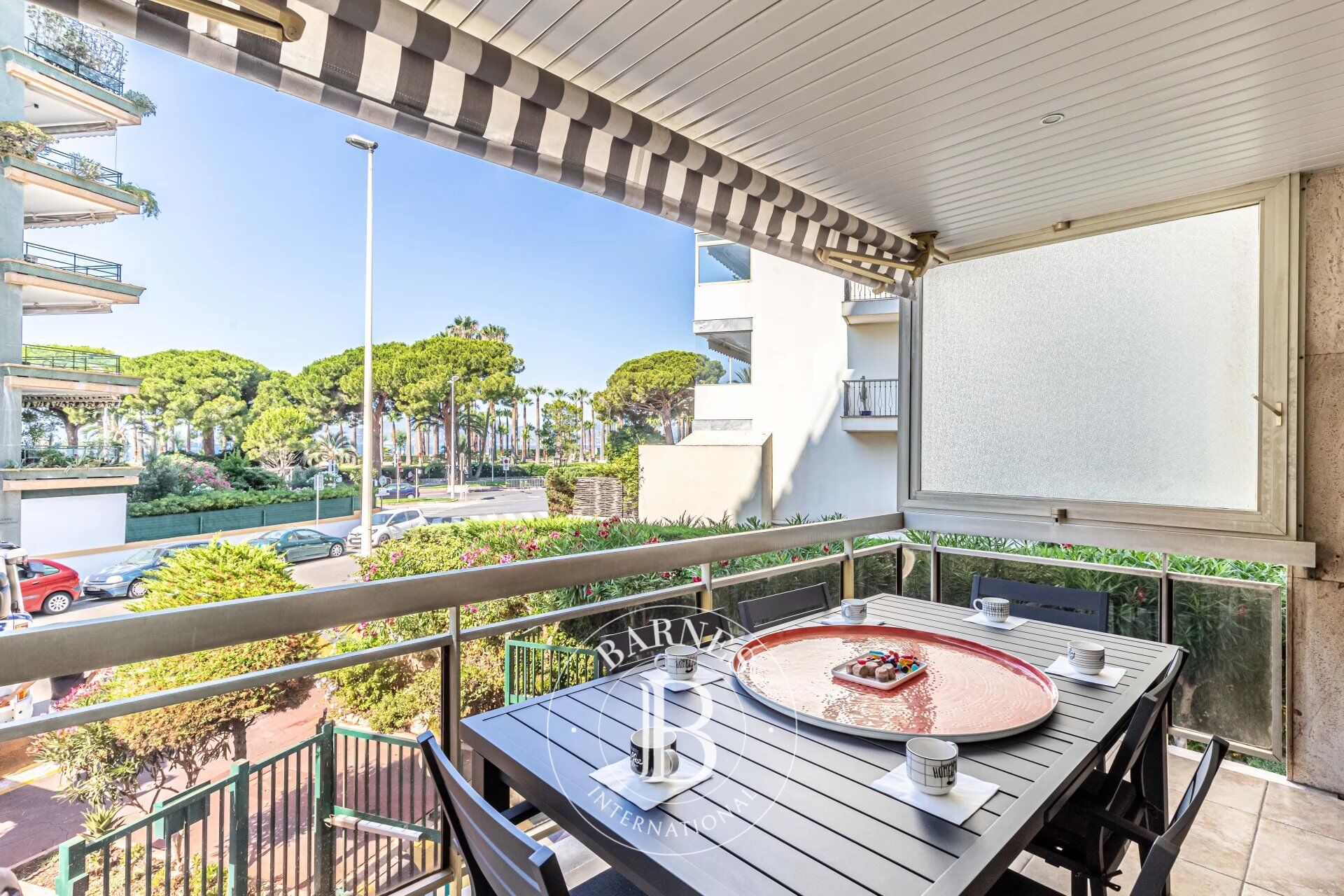 CANNES CLOSE TO CROISETTE - BEACH FRONT APARTMENT - 2 BEDROOMS - picture 1